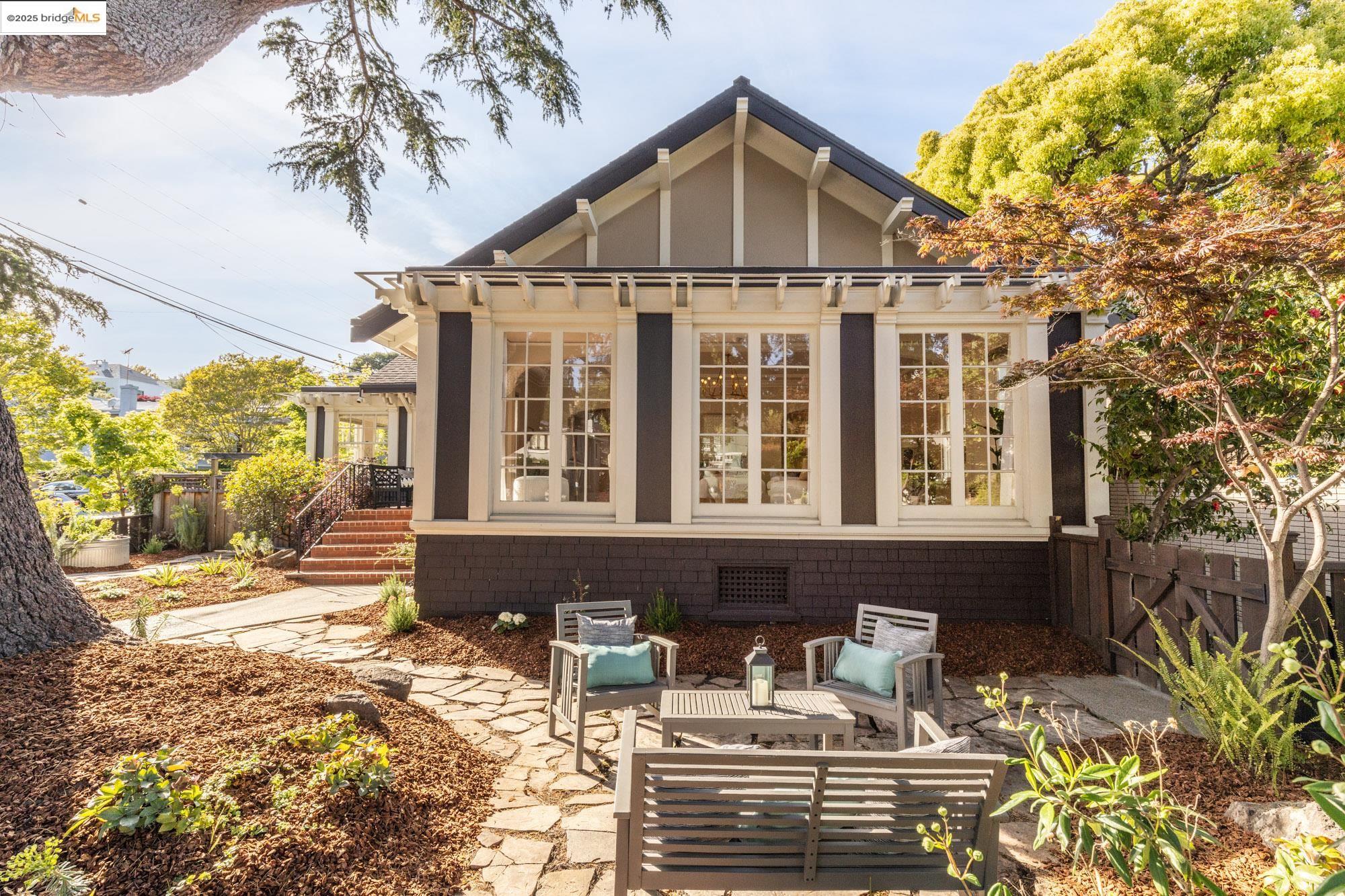 Detail Gallery Image 4 of 59 For 3801 Lakeshore Ave, Oakland,  CA 94610 - 4 Beds | 2/1 Baths