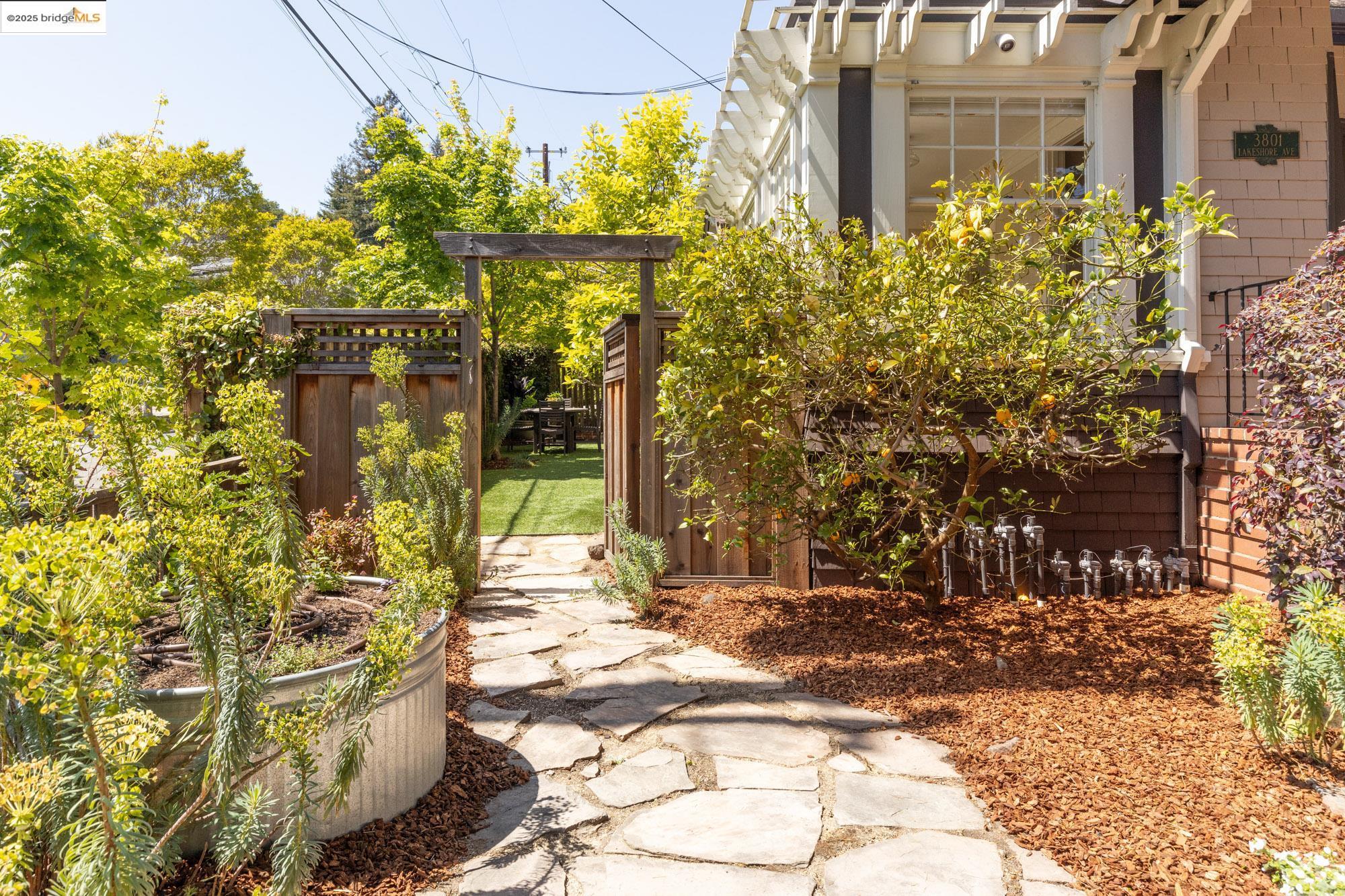 Detail Gallery Image 5 of 59 For 3801 Lakeshore Ave, Oakland,  CA 94610 - 4 Beds | 2/1 Baths