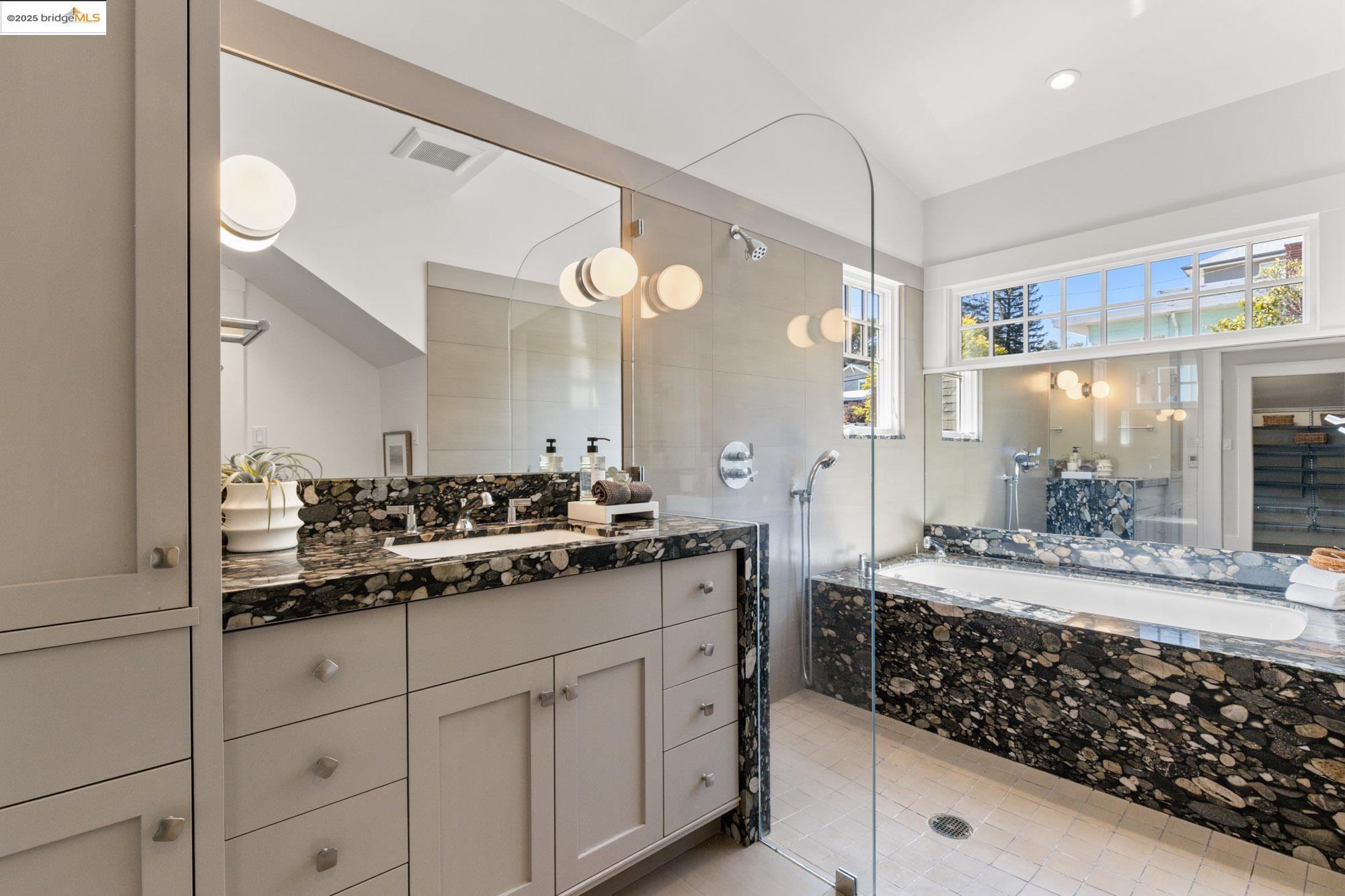 Detail Gallery Image 44 of 59 For 3801 Lakeshore Ave, Oakland,  CA 94610 - 4 Beds | 2/1 Baths
