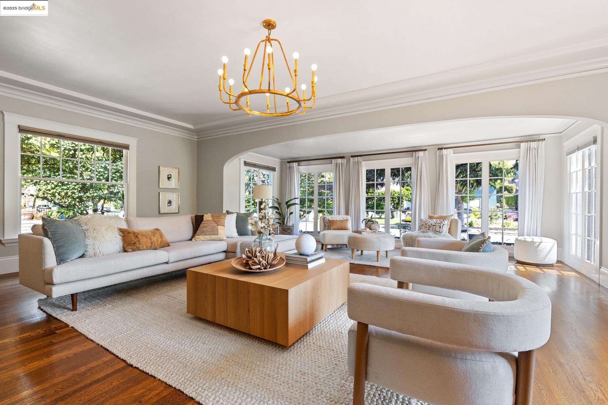 Detail Gallery Image 10 of 59 For 3801 Lakeshore Ave, Oakland,  CA 94610 - 4 Beds | 2/1 Baths