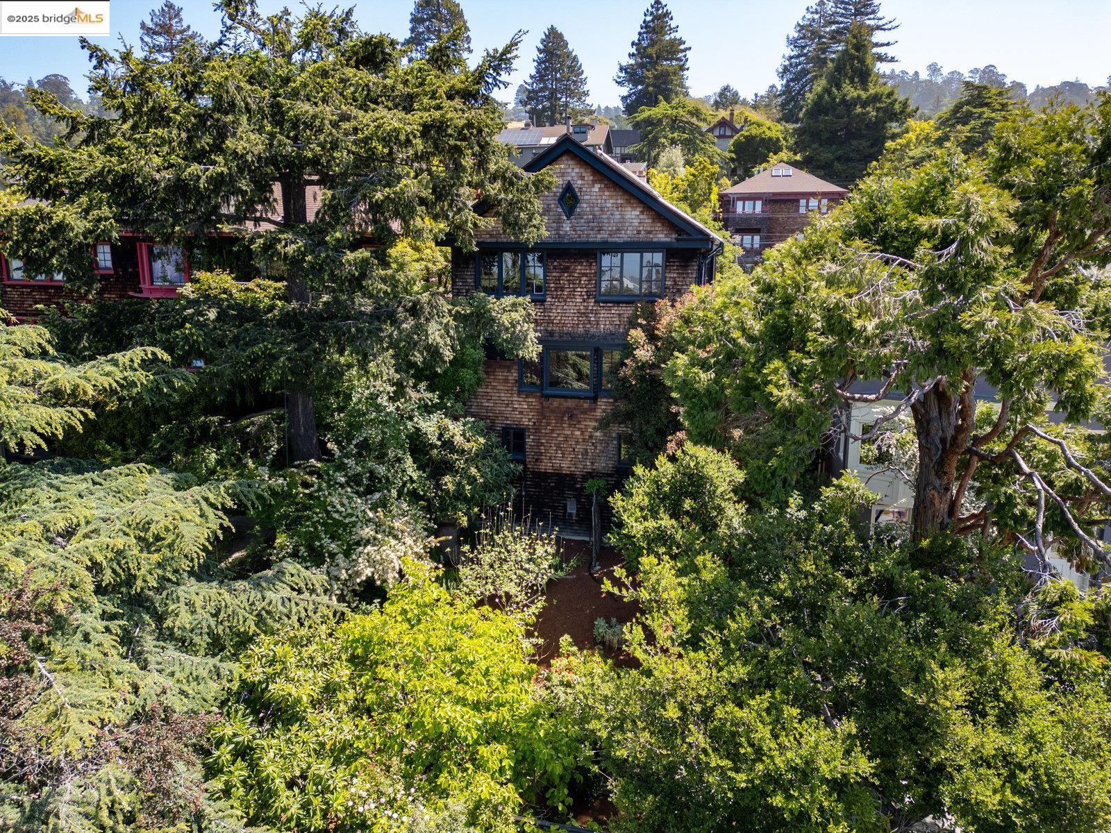 Detail Gallery Image 2 of 51 For 1324 Arch St, Berkeley,  CA 94708 - 5 Beds | 2/2 Baths