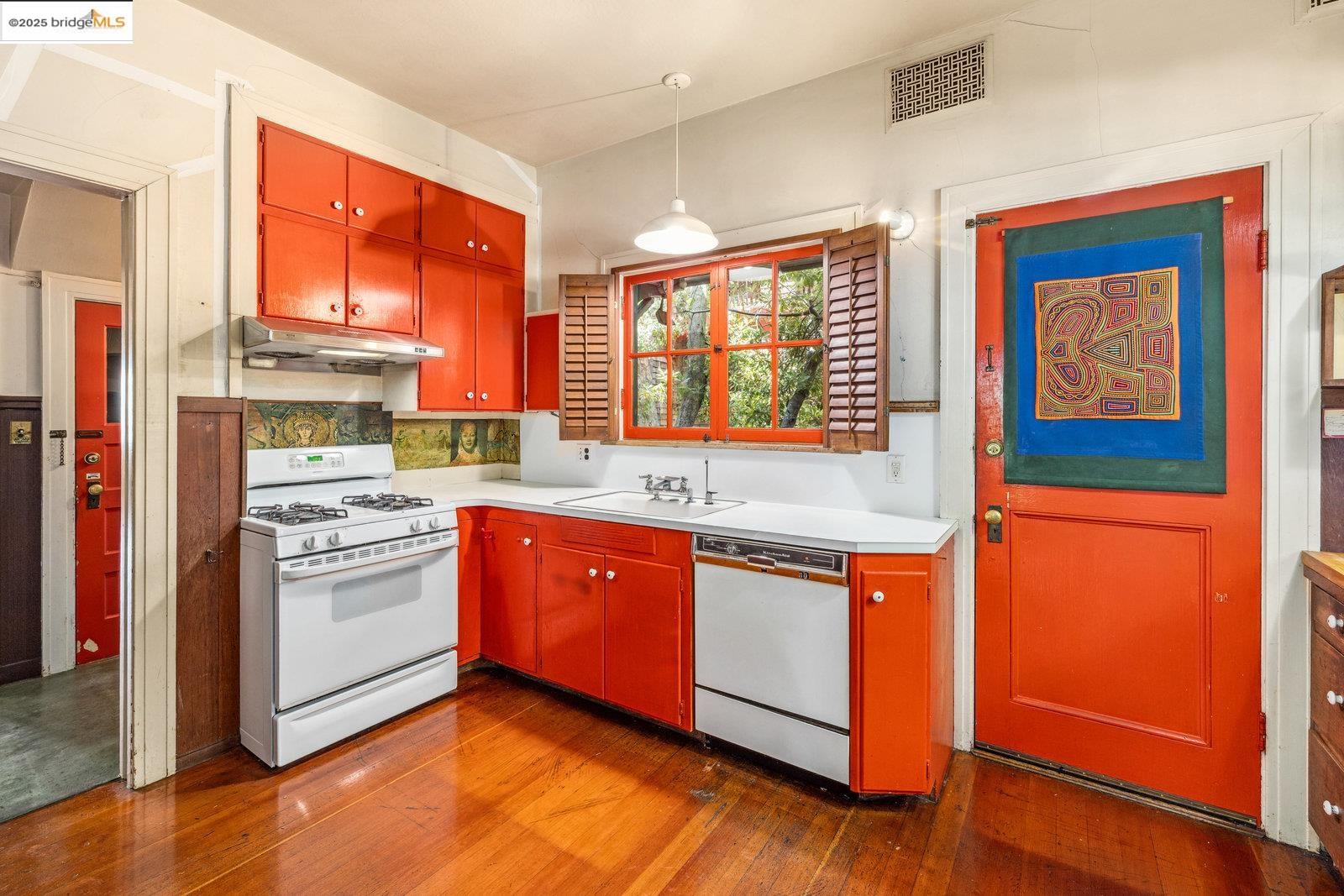 Detail Gallery Image 11 of 51 For 1324 Arch St, Berkeley,  CA 94708 - 5 Beds | 2/2 Baths