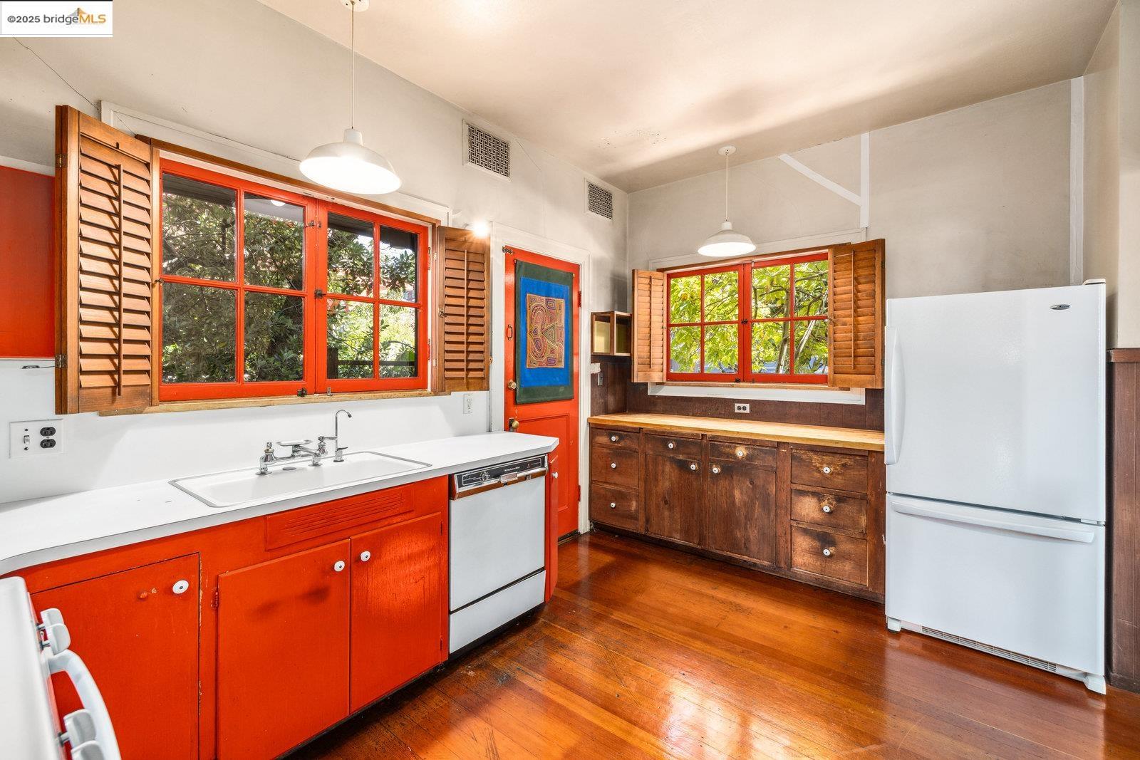 Detail Gallery Image 12 of 51 For 1324 Arch St, Berkeley,  CA 94708 - 5 Beds | 2/2 Baths