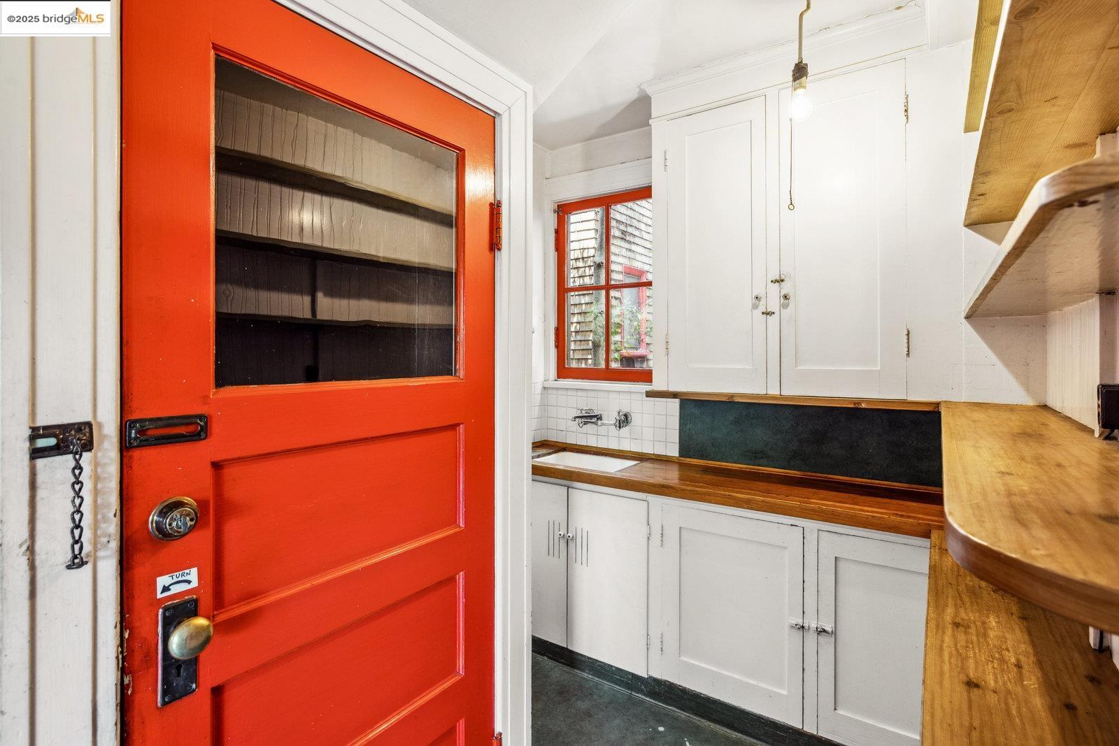 Detail Gallery Image 13 of 51 For 1324 Arch St, Berkeley,  CA 94708 - 5 Beds | 2/2 Baths