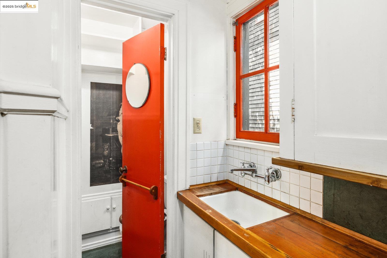 Detail Gallery Image 14 of 51 For 1324 Arch St, Berkeley,  CA 94708 - 5 Beds | 2/2 Baths