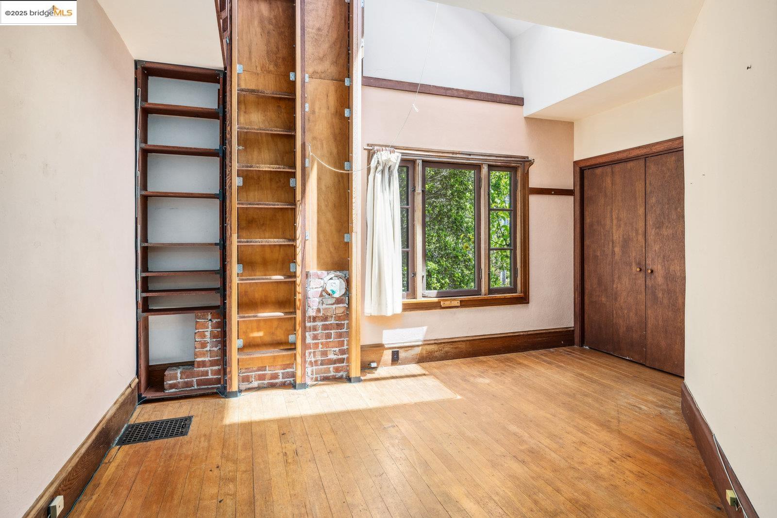 Detail Gallery Image 16 of 51 For 1324 Arch St, Berkeley,  CA 94708 - 5 Beds | 2/2 Baths