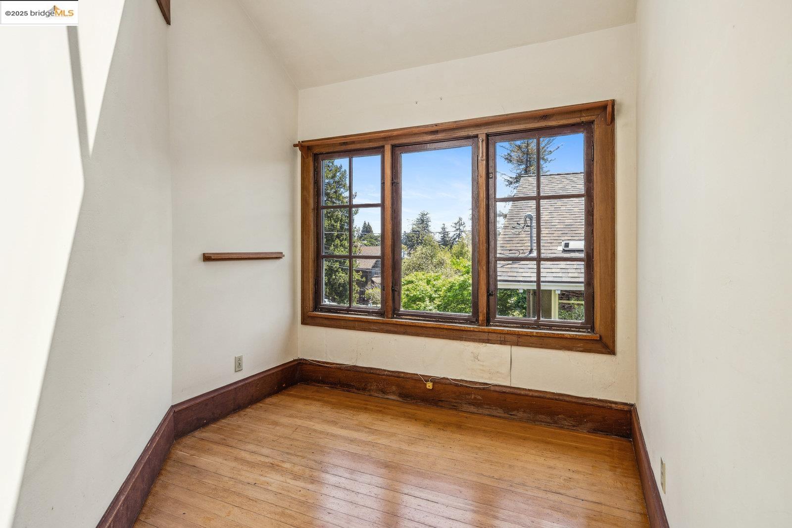 Detail Gallery Image 19 of 51 For 1324 Arch St, Berkeley,  CA 94708 - 5 Beds | 2/2 Baths
