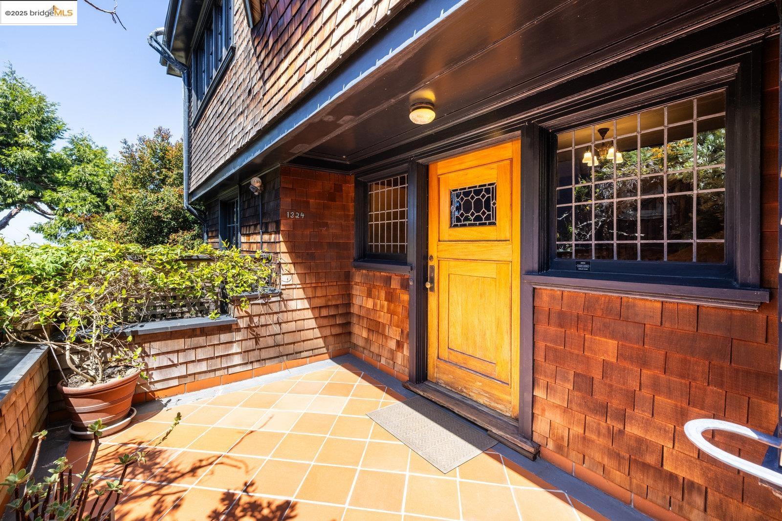 Detail Gallery Image 3 of 51 For 1324 Arch St, Berkeley,  CA 94708 - 5 Beds | 2/2 Baths