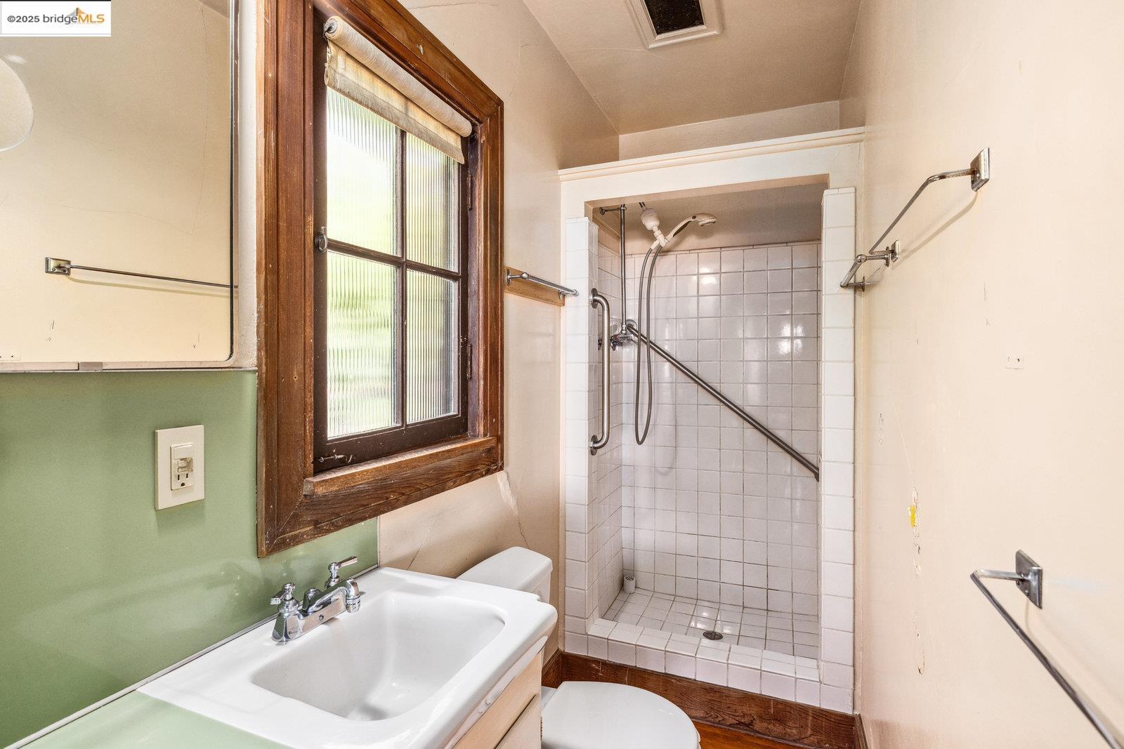 Detail Gallery Image 26 of 51 For 1324 Arch St, Berkeley,  CA 94708 - 5 Beds | 2/2 Baths