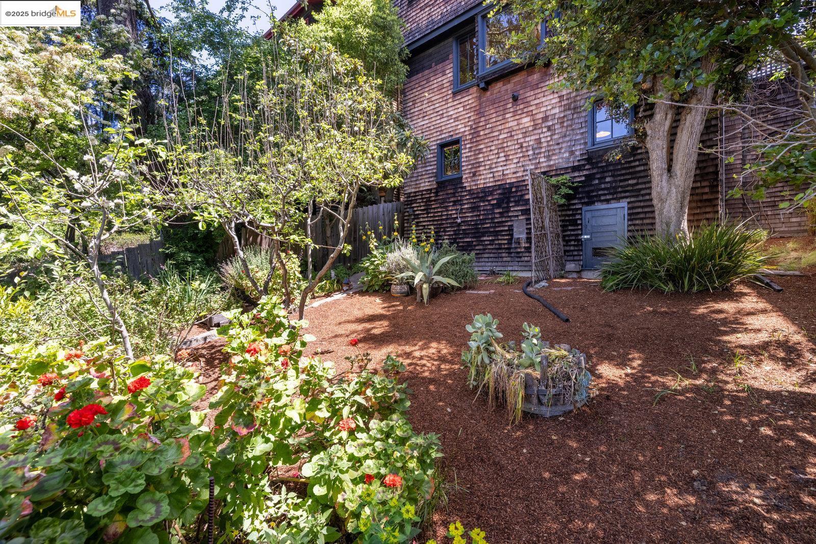 Detail Gallery Image 32 of 51 For 1324 Arch St, Berkeley,  CA 94708 - 5 Beds | 2/2 Baths