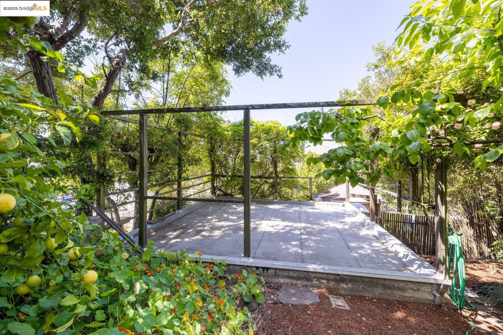 Detail Gallery Image 33 of 51 For 1324 Arch St, Berkeley,  CA 94708 - 5 Beds | 2/2 Baths