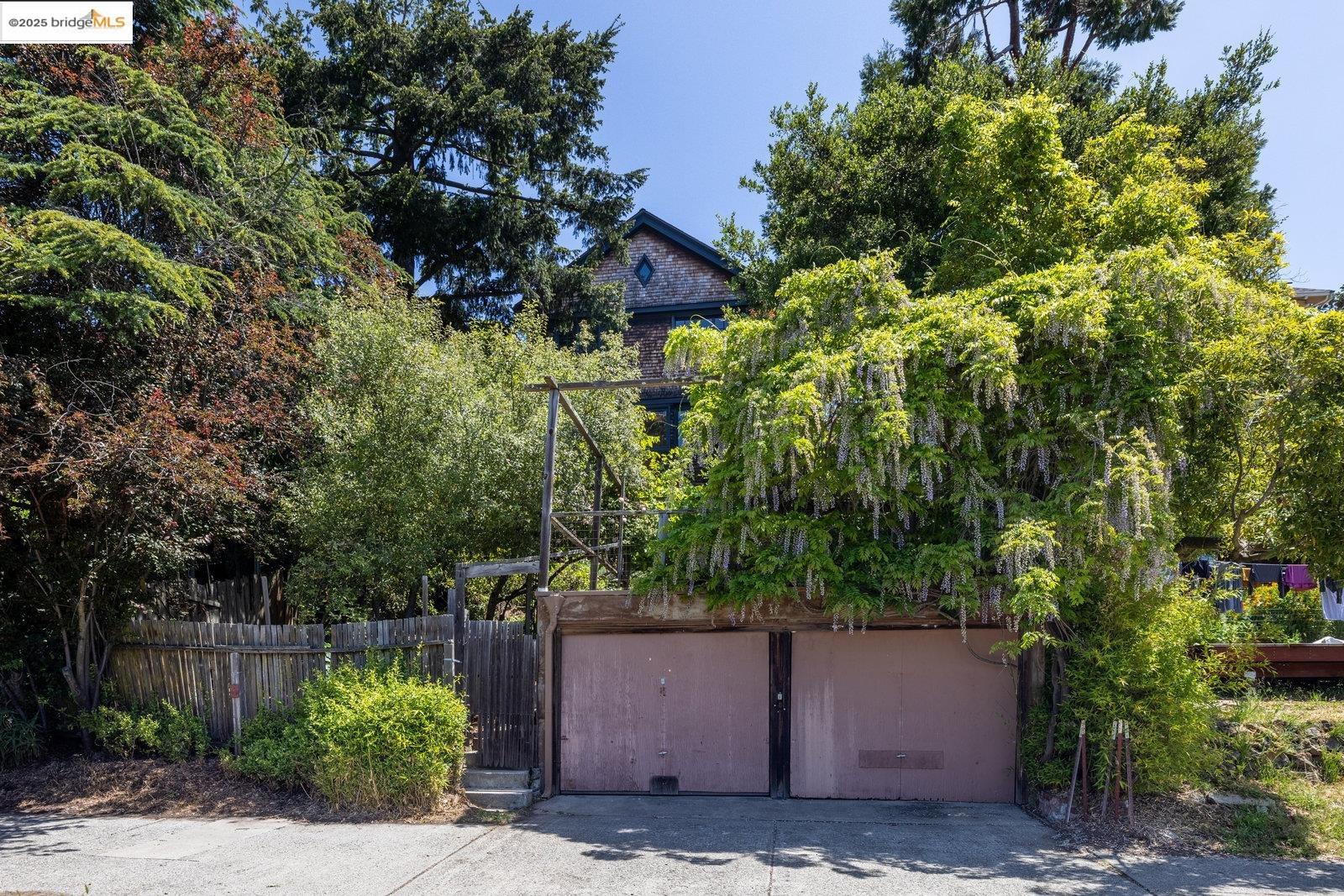 Detail Gallery Image 38 of 51 For 1324 Arch St, Berkeley,  CA 94708 - 5 Beds | 2/2 Baths