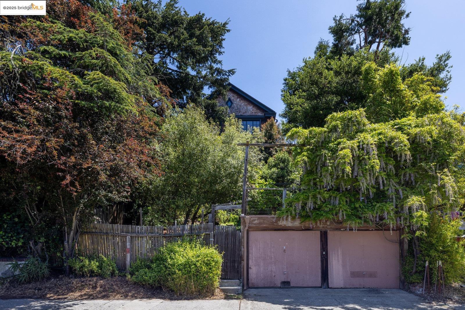 Detail Gallery Image 39 of 51 For 1324 Arch St, Berkeley,  CA 94708 - 5 Beds | 2/2 Baths