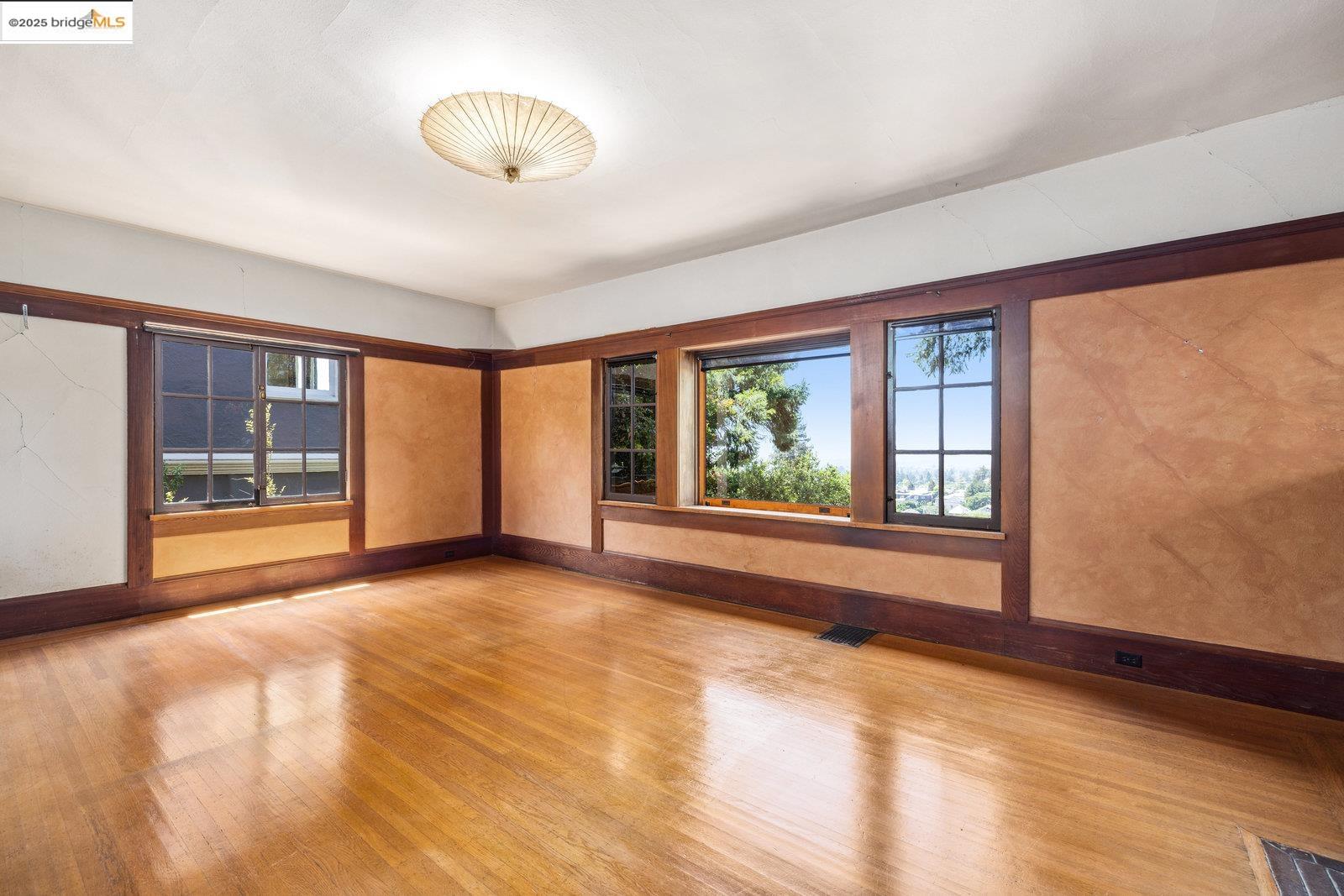 Detail Gallery Image 6 of 51 For 1324 Arch St, Berkeley,  CA 94708 - 5 Beds | 2/2 Baths