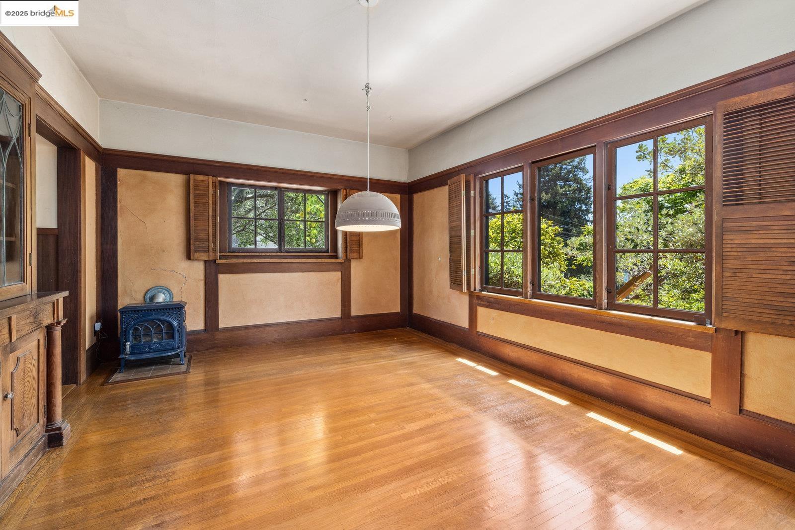 Detail Gallery Image 9 of 51 For 1324 Arch St, Berkeley,  CA 94708 - 5 Beds | 2/2 Baths