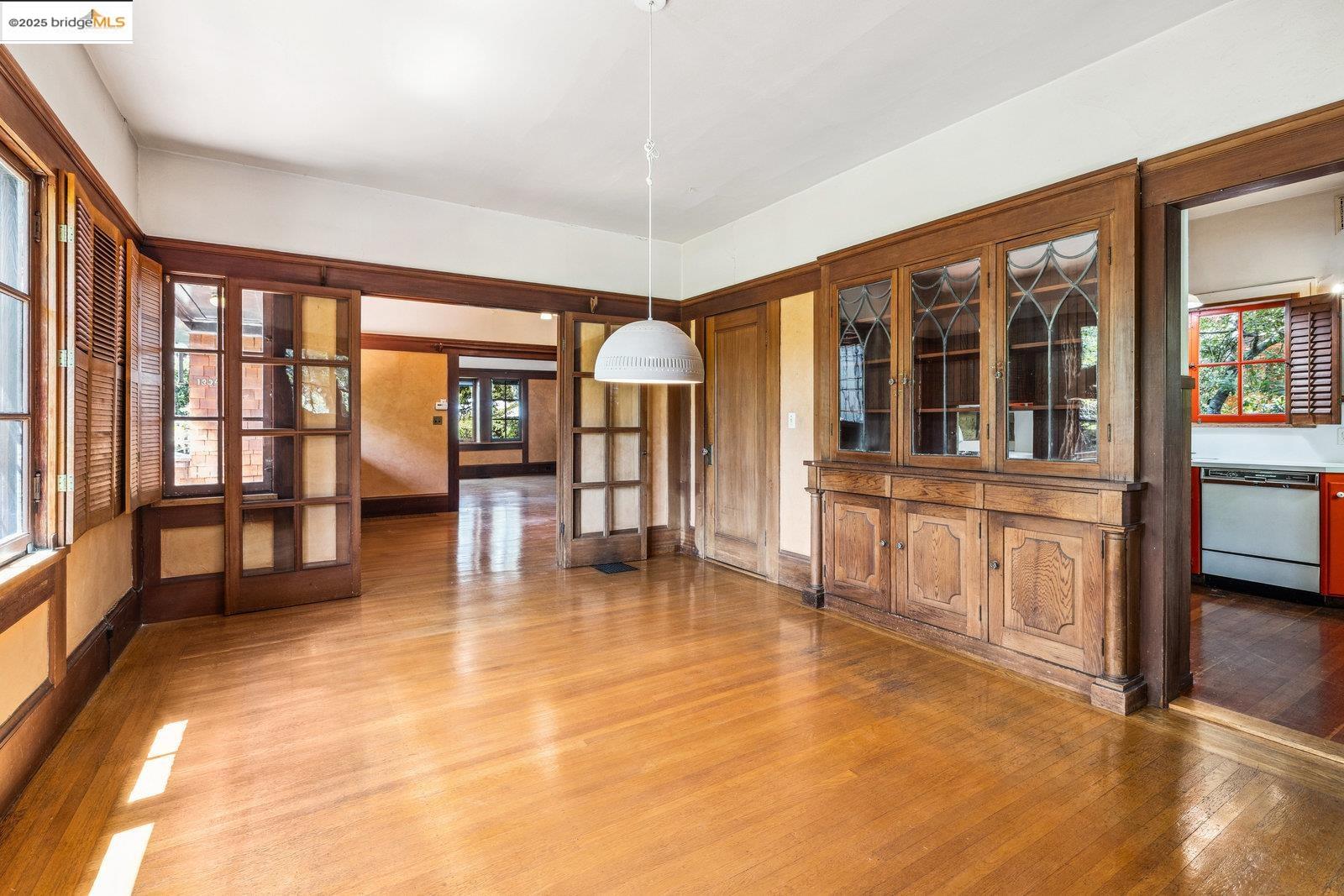 Detail Gallery Image 10 of 51 For 1324 Arch St, Berkeley,  CA 94708 - 5 Beds | 2/2 Baths