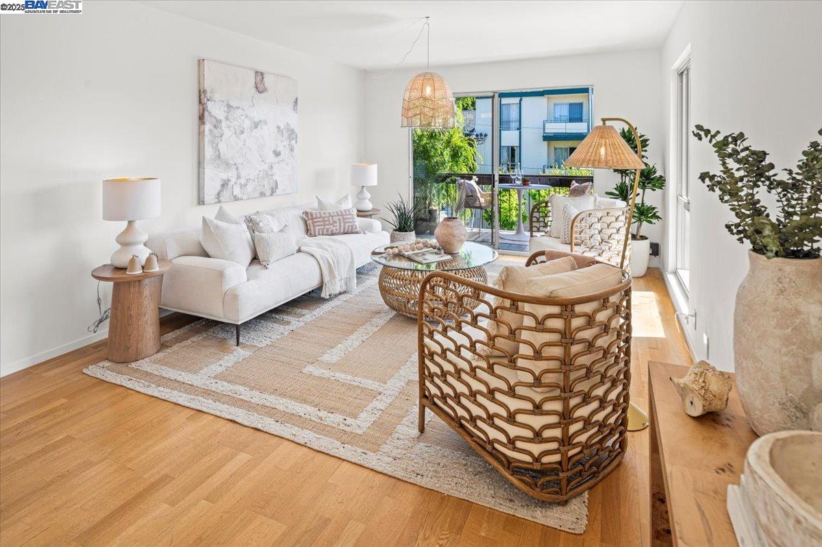 Detail Gallery Image 2 of 30 For 555 Jean St #626,  Oakland,  CA 94610 - 2 Beds | 2 Baths