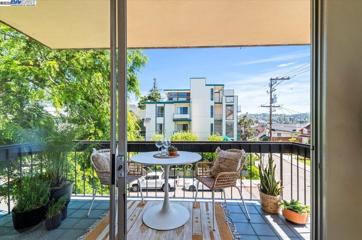 Detail Gallery Image 3 of 30 For 555 Jean St #626,  Oakland,  CA 94610 - 2 Beds | 2 Baths
