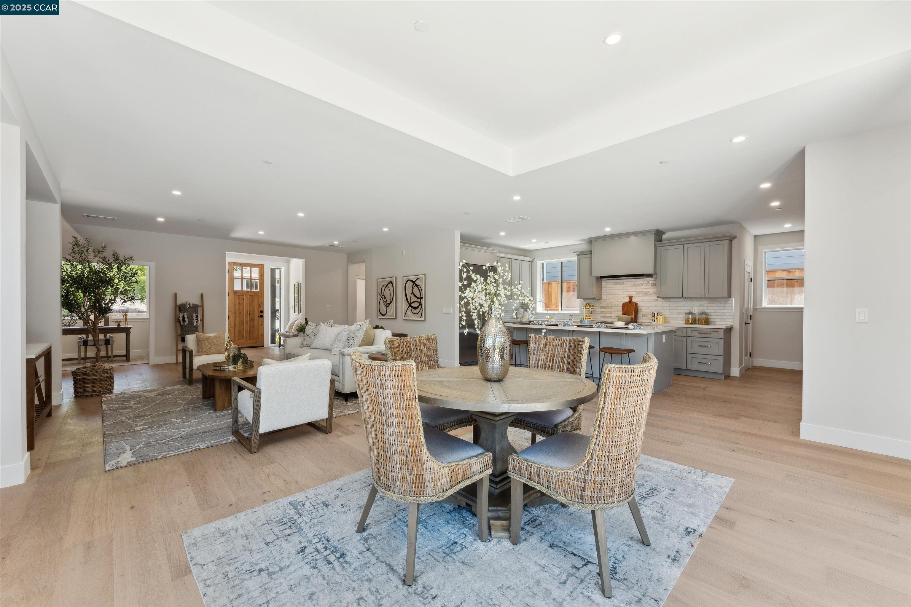 Detail Gallery Image 13 of 33 For 951 Yorkshire Ct, Lafayette,  CA 94549 - 4 Beds | 3 Baths