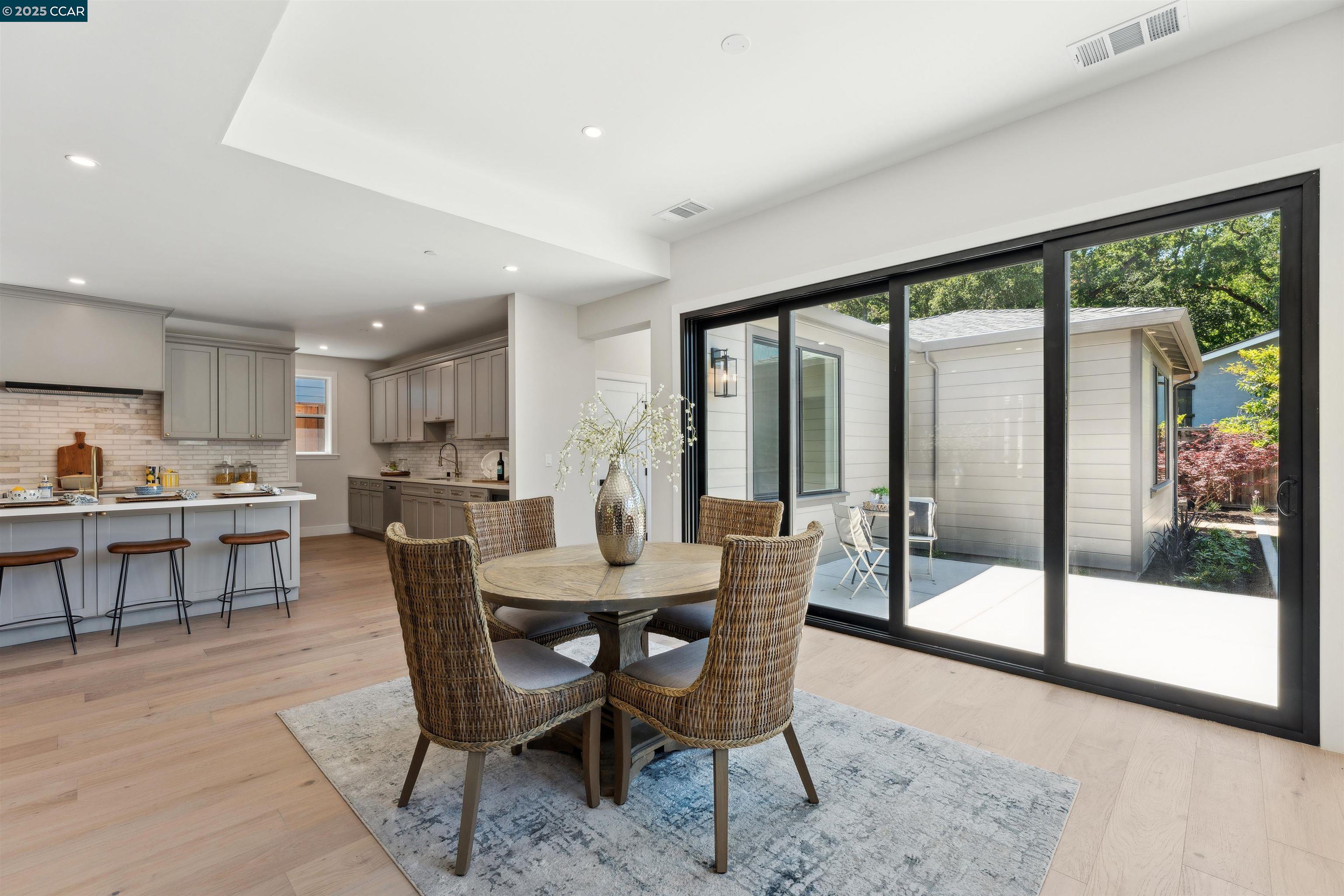 Detail Gallery Image 14 of 33 For 951 Yorkshire Ct, Lafayette,  CA 94549 - 4 Beds | 3 Baths