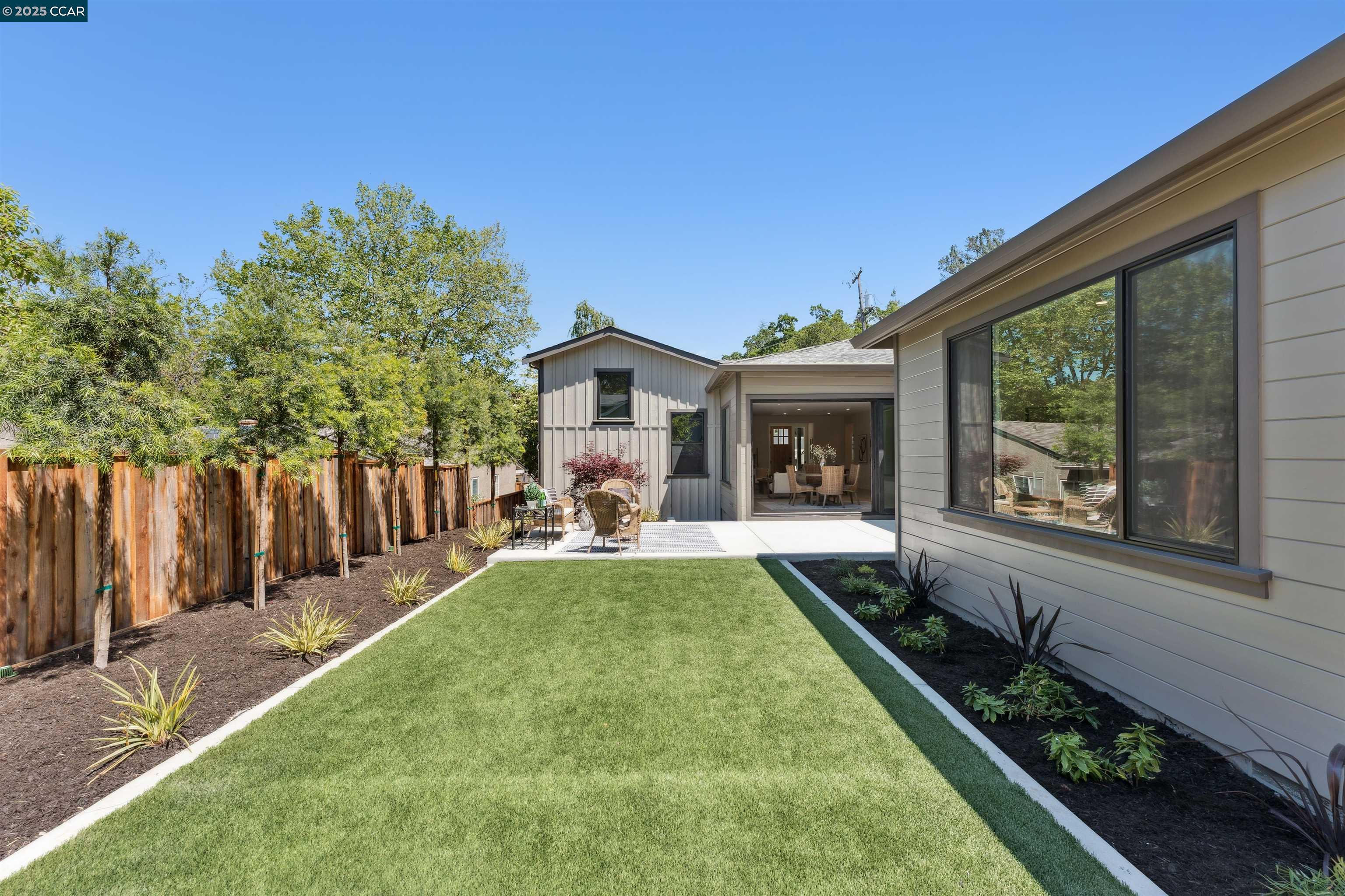 Detail Gallery Image 29 of 33 For 951 Yorkshire Ct, Lafayette,  CA 94549 - 4 Beds | 3 Baths
