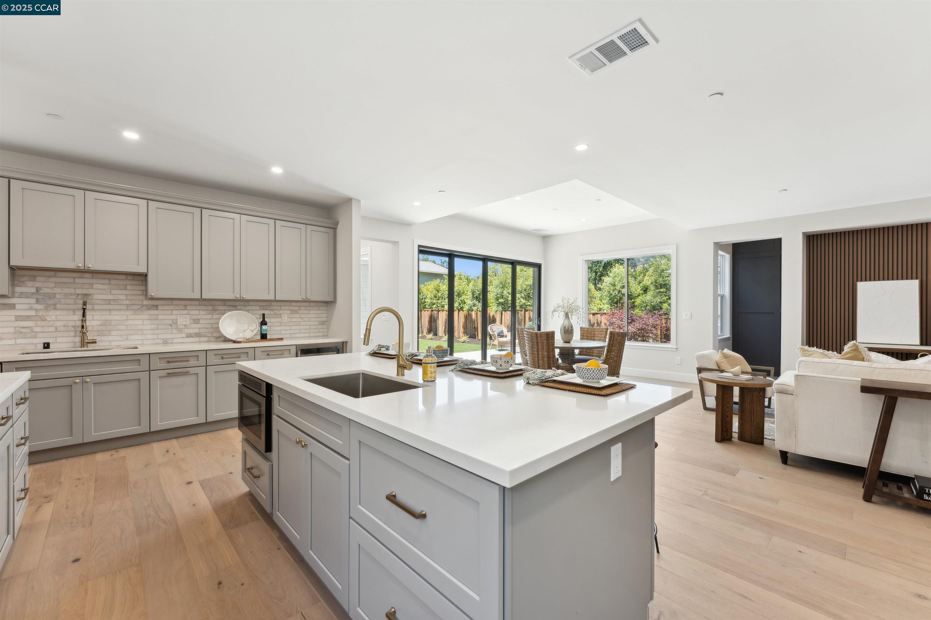 Detail Gallery Image 8 of 33 For 951 Yorkshire Ct, Lafayette,  CA 94549 - 4 Beds | 3 Baths