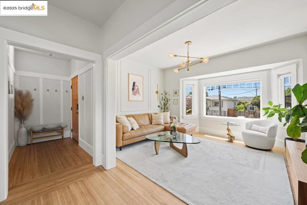 Detail Gallery Image 2 of 40 For 978 44th St, Oakland,  CA 94608 - 4 Beds | 3 Baths