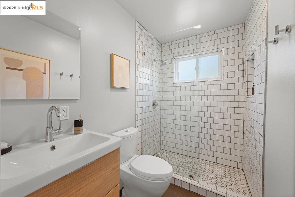 Detail Gallery Image 17 of 40 For 978 44th St, Oakland,  CA 94608 - 4 Beds | 3 Baths