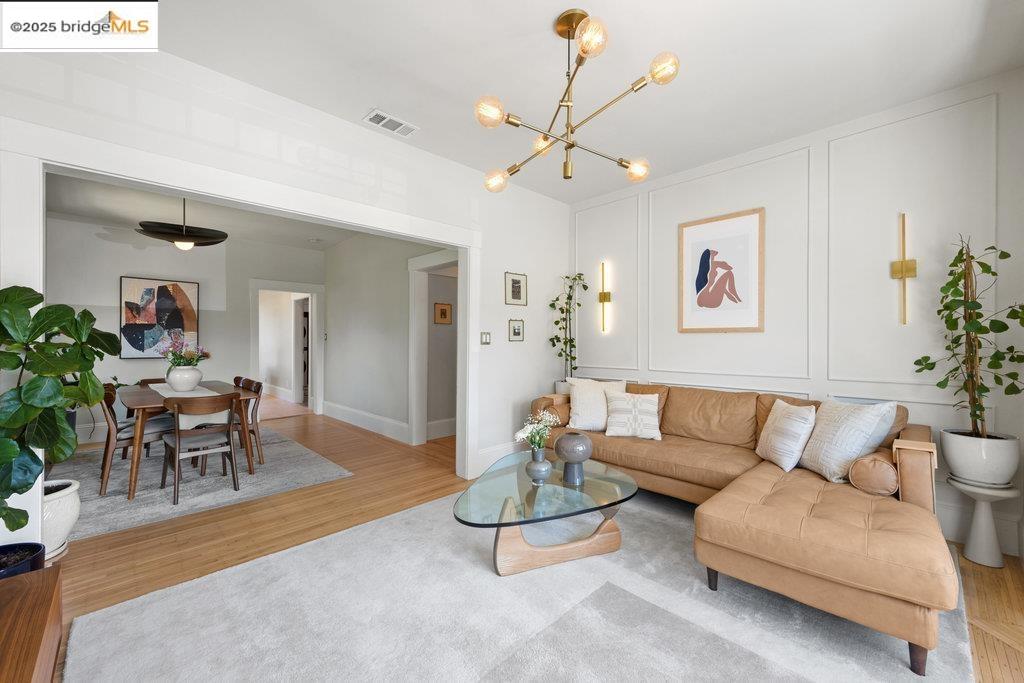 Detail Gallery Image 4 of 40 For 978 44th St, Oakland,  CA 94608 - 4 Beds | 3 Baths