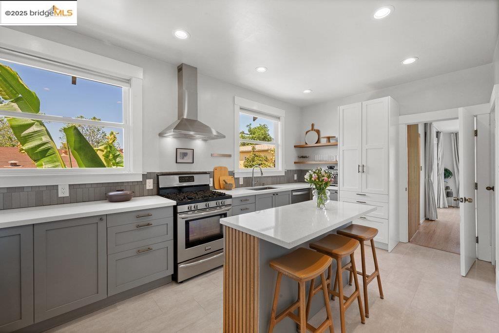Detail Gallery Image 9 of 40 For 978 44th St, Oakland,  CA 94608 - 4 Beds | 3 Baths