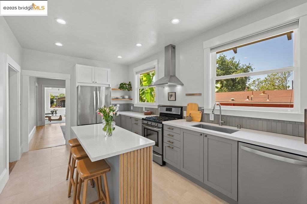 Detail Gallery Image 10 of 40 For 978 44th St, Oakland,  CA 94608 - 4 Beds | 3 Baths