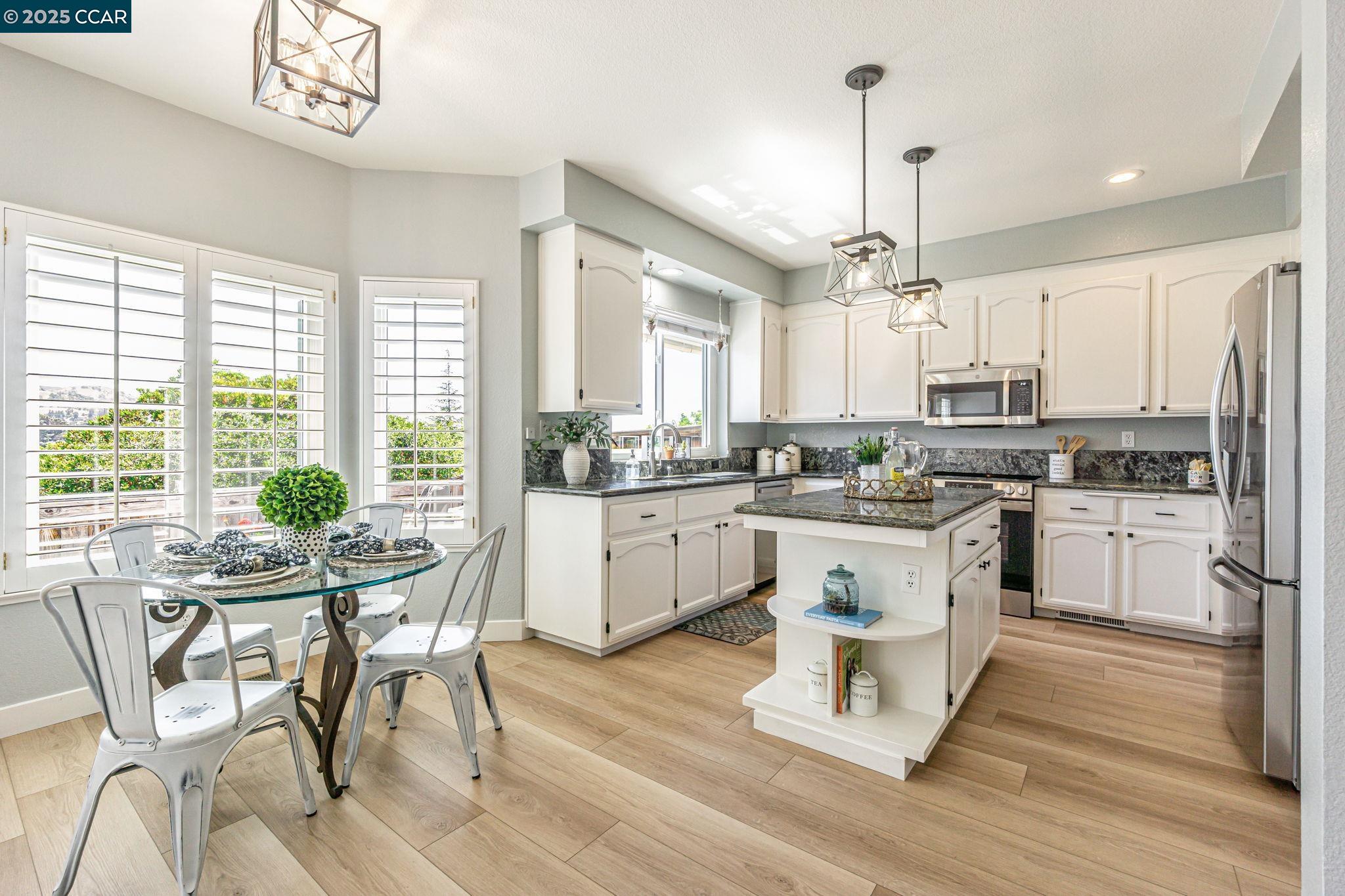 Detail Gallery Image 15 of 49 For 921 Arrowhead Ter, Clayton,  CA 94517 - 3 Beds | 2/1 Baths