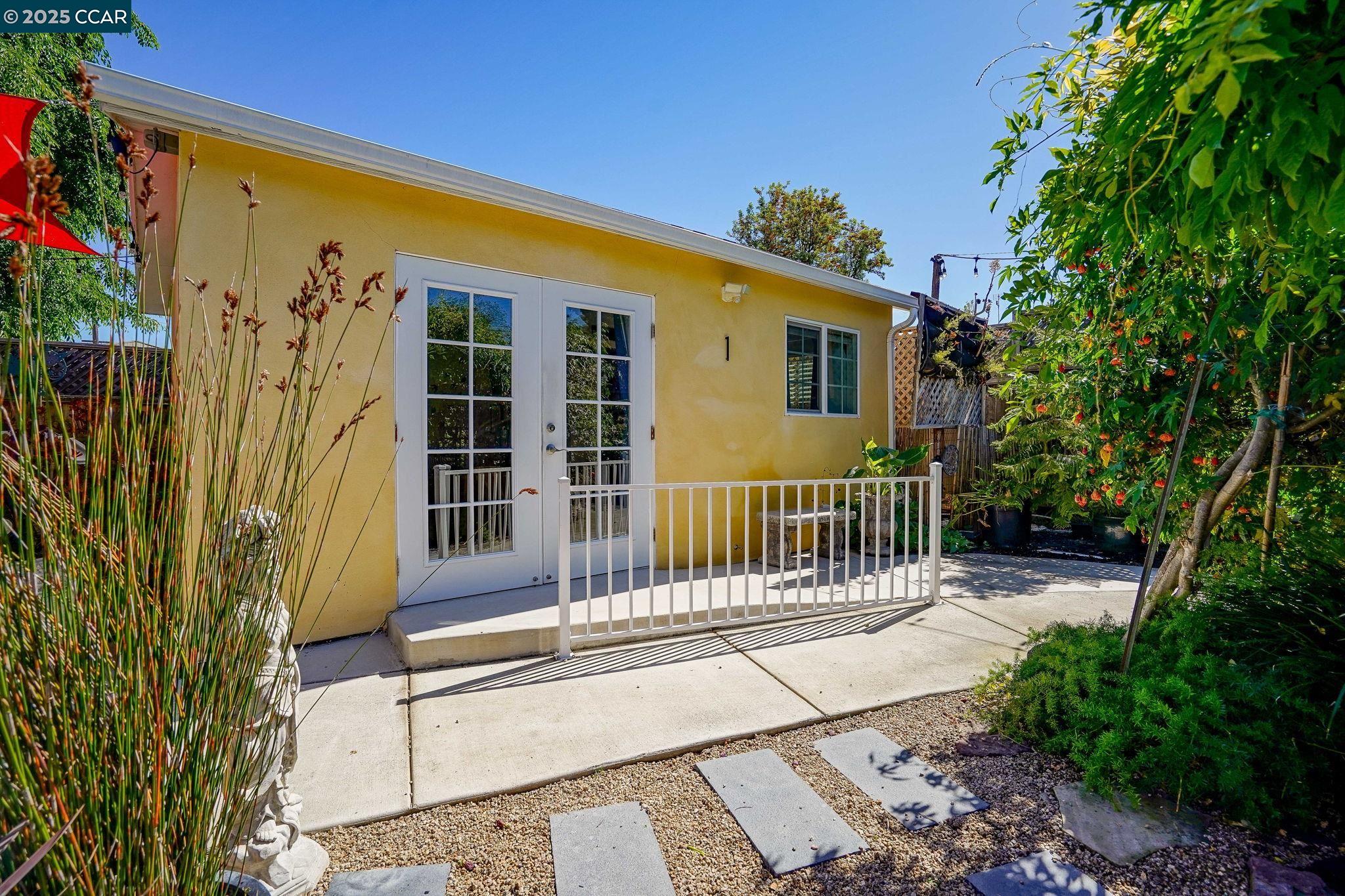 Detail Gallery Image 3 of 41 For 2459 Hickory Dr., Concord,  CA 94520-1729 - 3 Beds | 1/1 Baths
