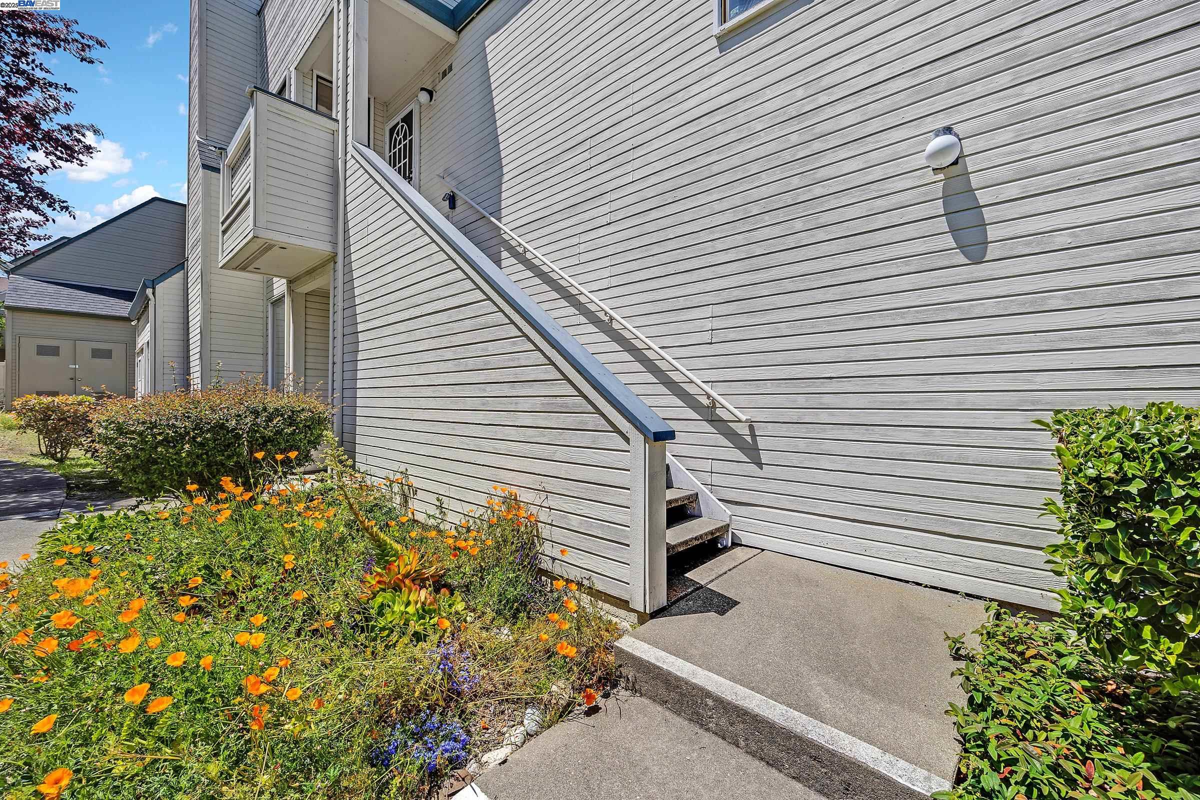 Detail Gallery Image 2 of 30 For 3754 N Stoneglen, Richmond,  CA 94806 - 2 Beds | 2 Baths