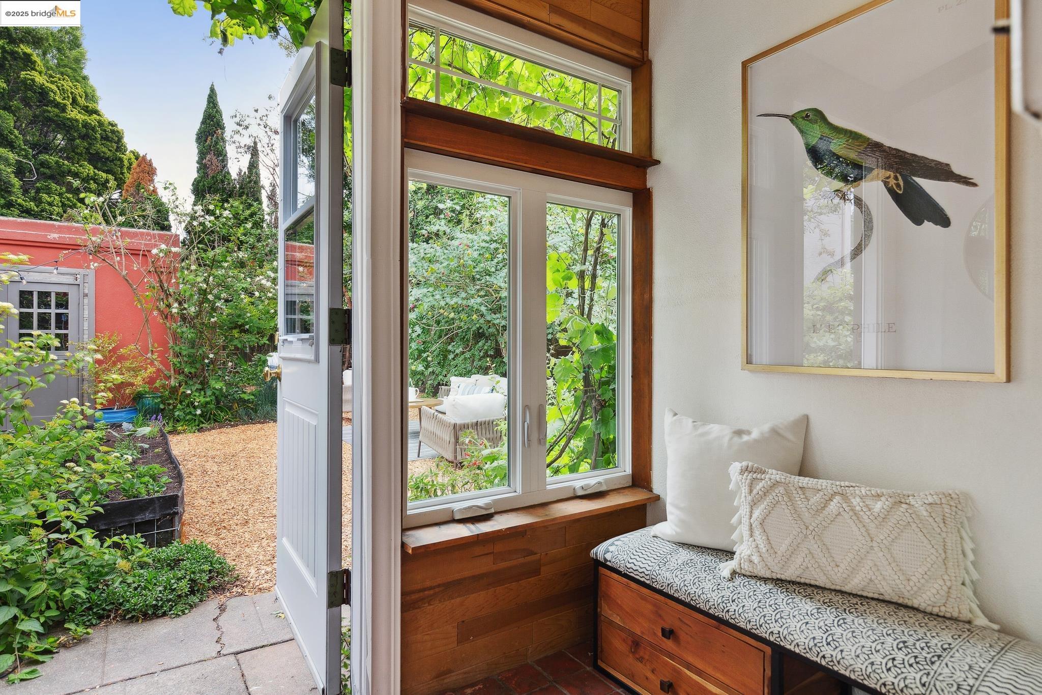 Detail Gallery Image 11 of 39 For 1110 Chaucer St, Berkeley,  CA 94702 - 2 Beds | 2 Baths