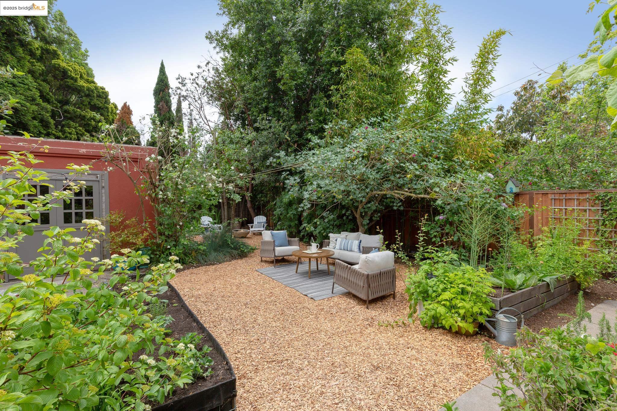 Detail Gallery Image 12 of 39 For 1110 Chaucer St, Berkeley,  CA 94702 - 2 Beds | 2 Baths