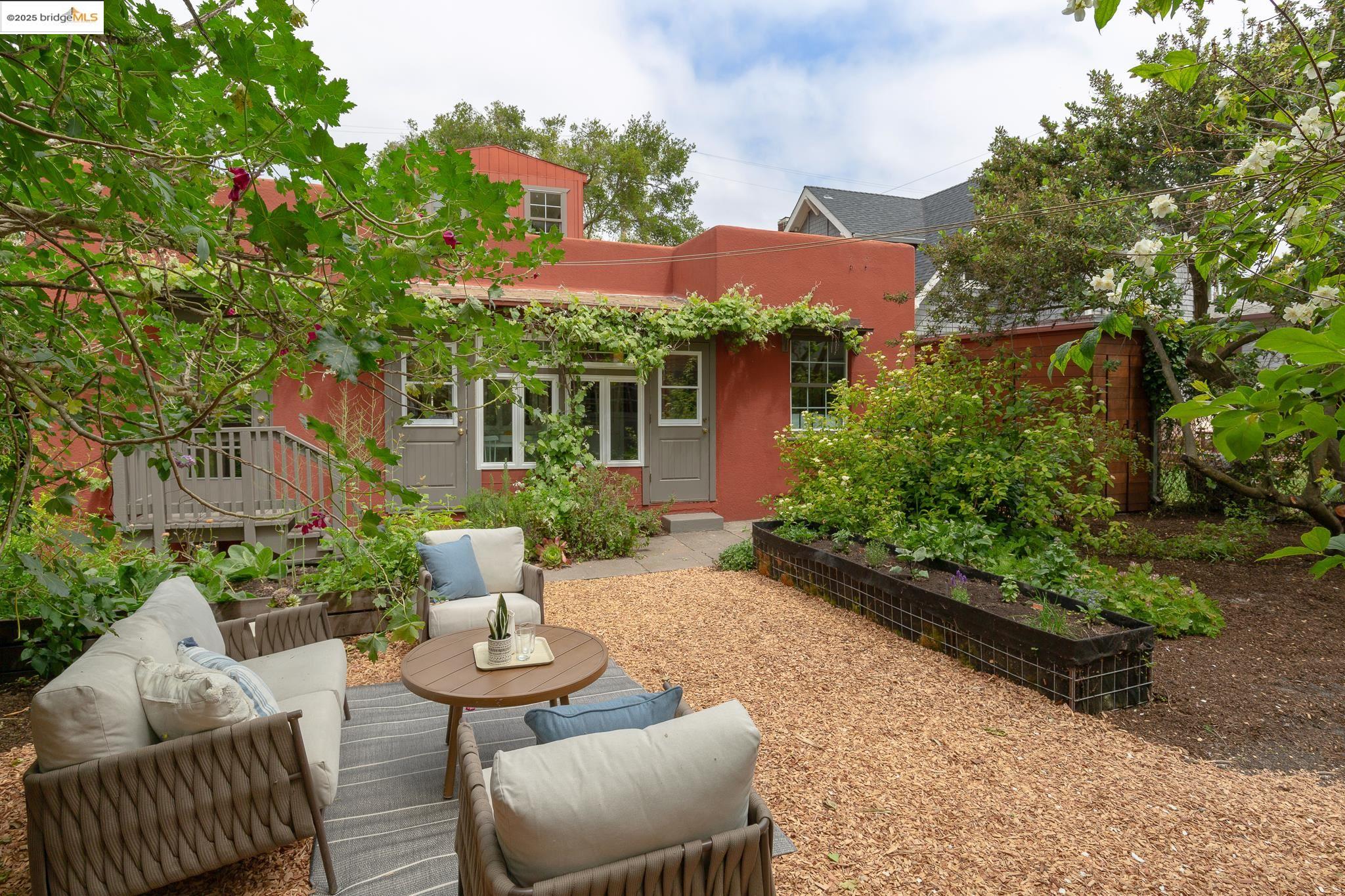 Detail Gallery Image 13 of 39 For 1110 Chaucer St, Berkeley,  CA 94702 - 2 Beds | 2 Baths