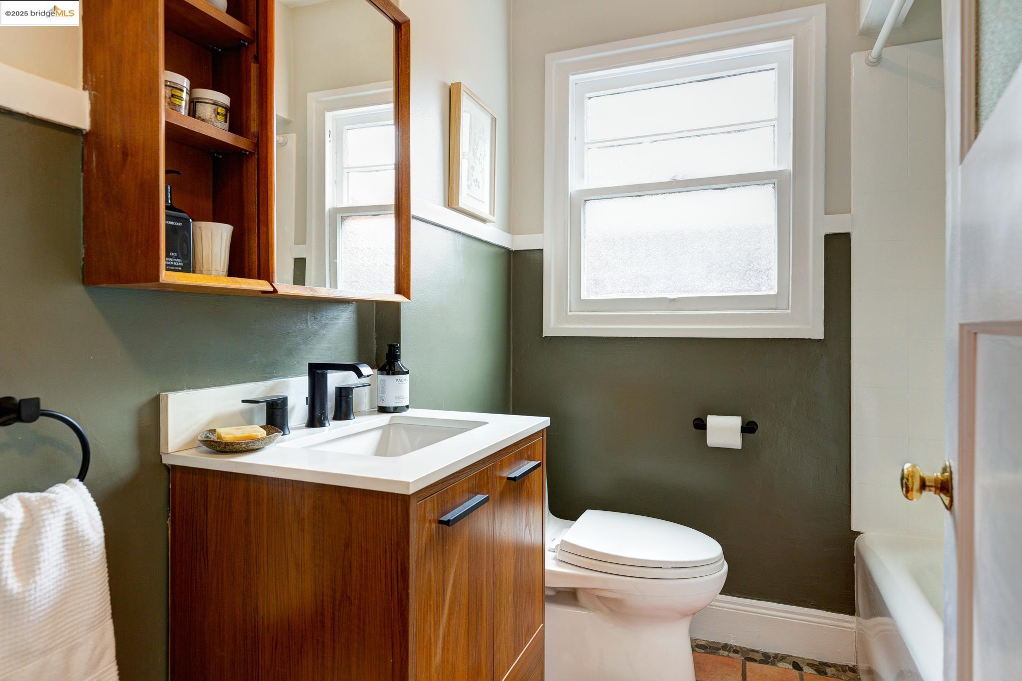 Detail Gallery Image 15 of 39 For 1110 Chaucer St, Berkeley,  CA 94702 - 2 Beds | 2 Baths