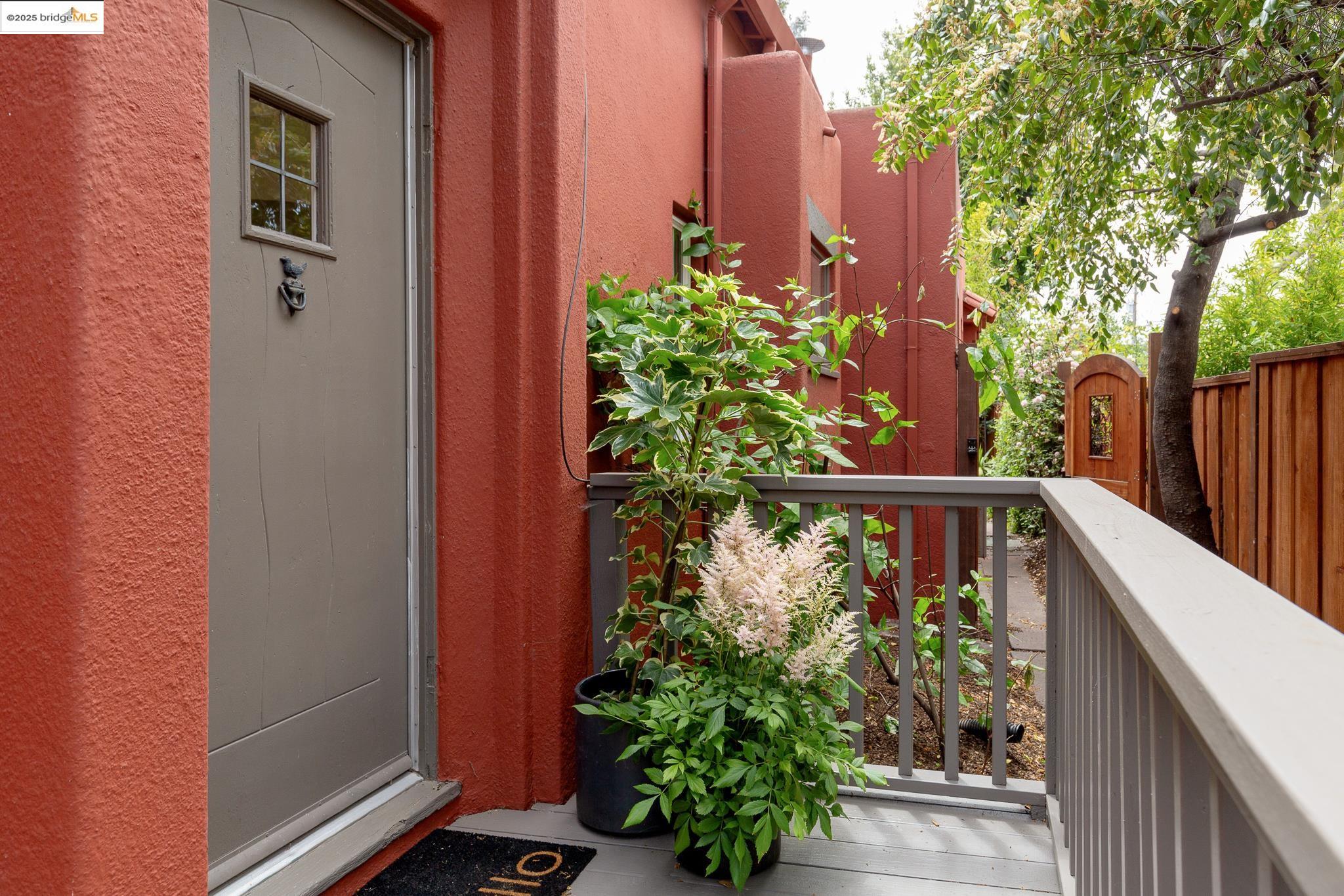 Detail Gallery Image 18 of 39 For 1110 Chaucer St, Berkeley,  CA 94702 - 2 Beds | 2 Baths