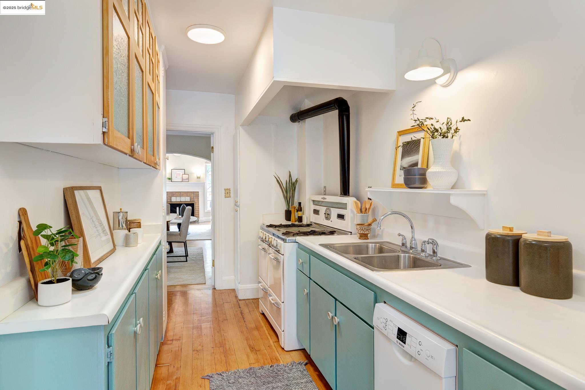 Detail Gallery Image 27 of 39 For 1110 Chaucer St, Berkeley,  CA 94702 - 2 Beds | 2 Baths