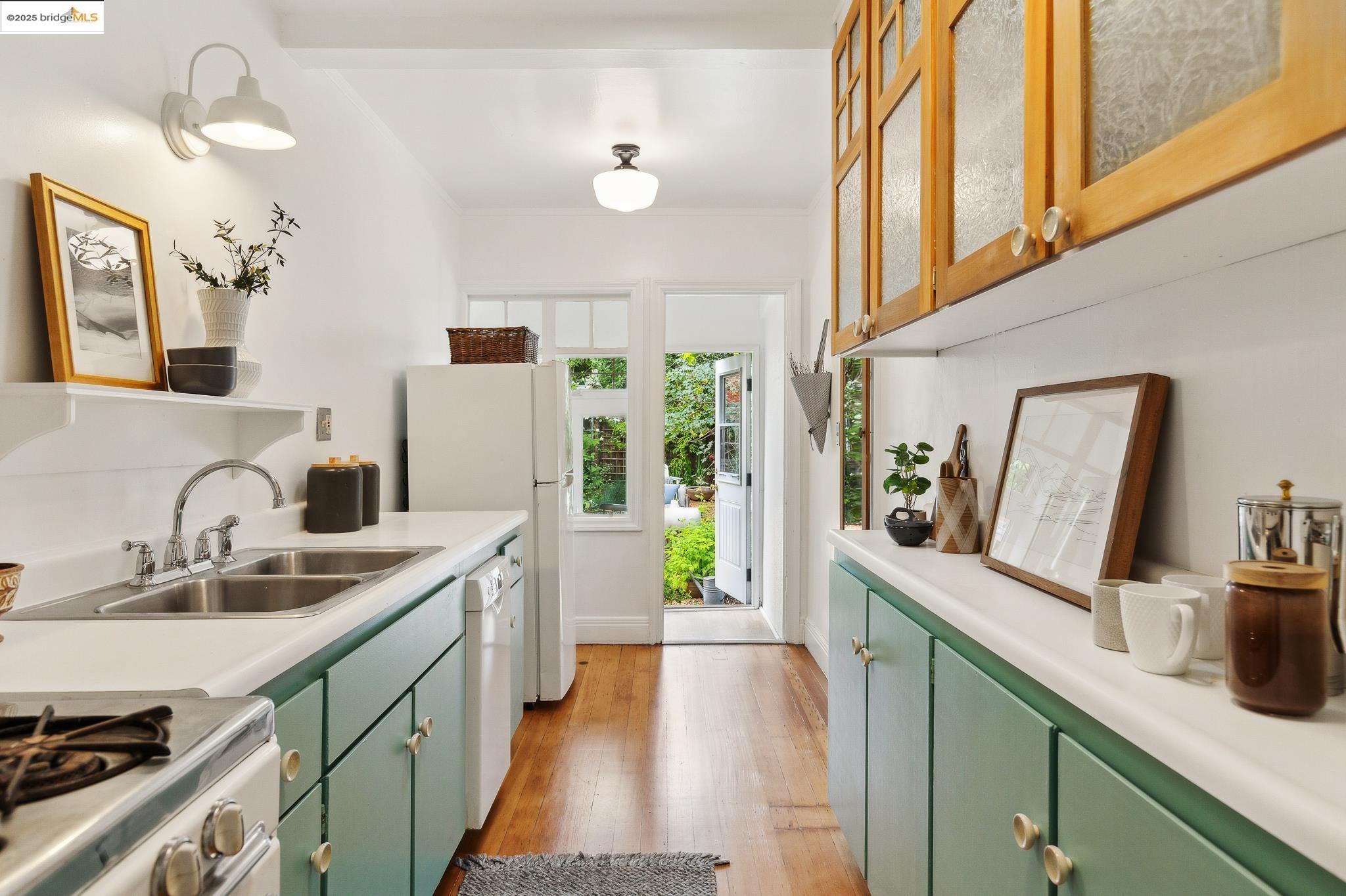 Detail Gallery Image 28 of 39 For 1110 Chaucer St, Berkeley,  CA 94702 - 2 Beds | 2 Baths