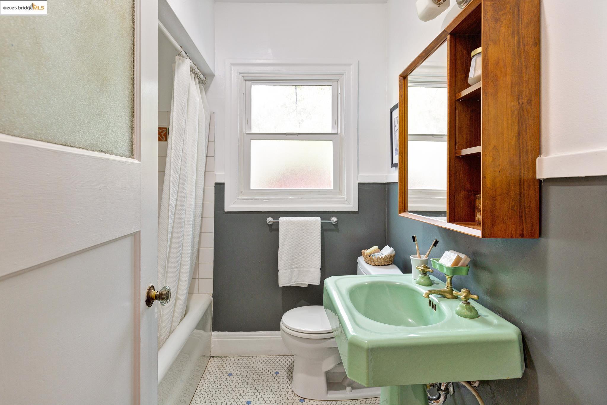 Detail Gallery Image 30 of 39 For 1110 Chaucer St, Berkeley,  CA 94702 - 2 Beds | 2 Baths