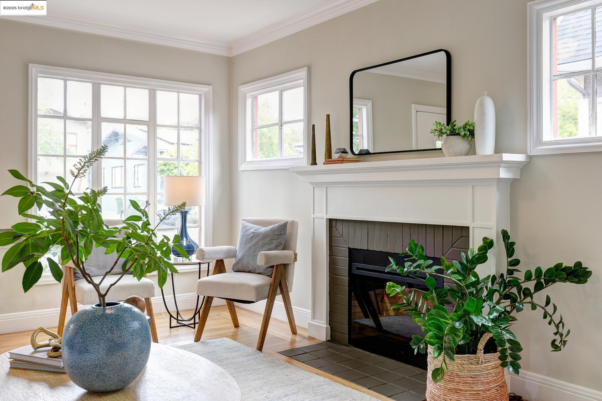 Detail Gallery Image 4 of 39 For 1110 Chaucer St, Berkeley,  CA 94702 - 2 Beds | 2 Baths