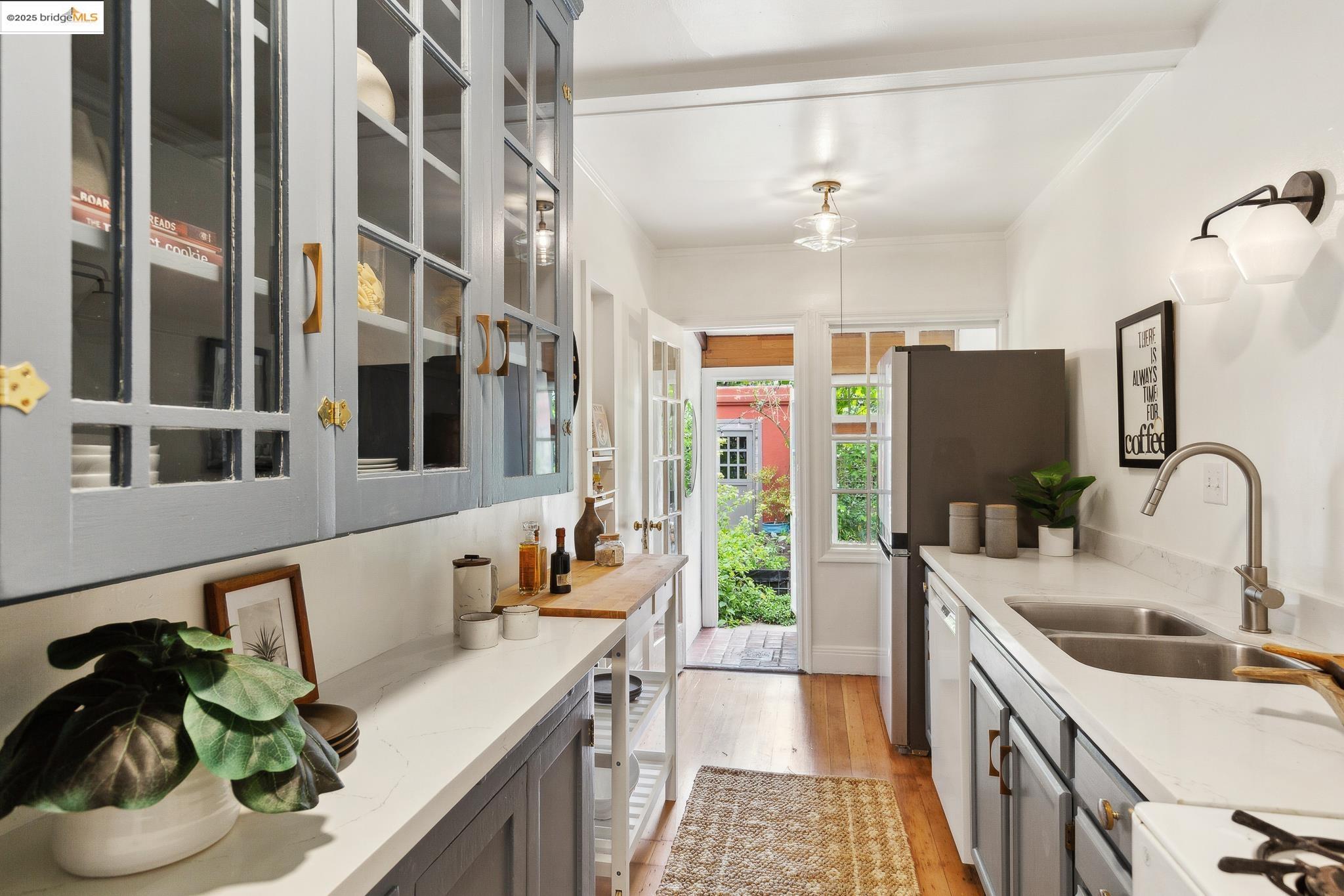 Detail Gallery Image 9 of 39 For 1110 Chaucer St, Berkeley,  CA 94702 - 2 Beds | 2 Baths