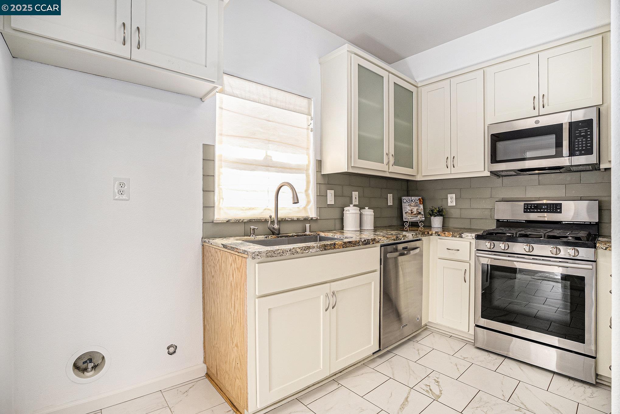Detail Gallery Image 11 of 22 For 2 Ashford Pl, Martinez,  CA 94553 - 2 Beds | 2/1 Baths