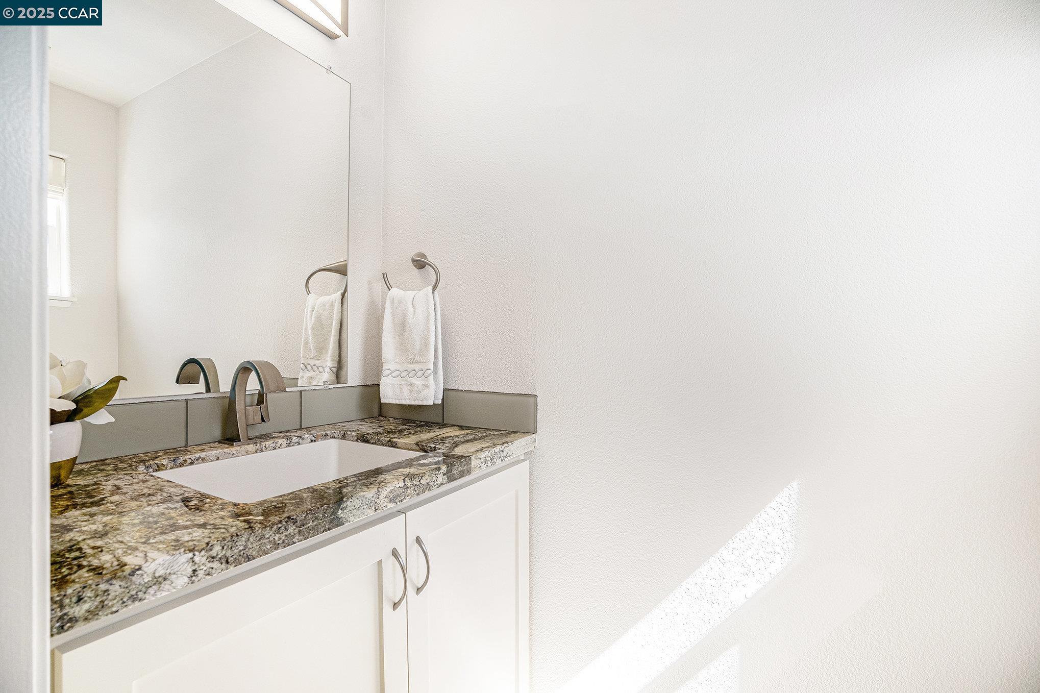 Detail Gallery Image 12 of 22 For 2 Ashford Pl, Martinez,  CA 94553 - 2 Beds | 2/1 Baths