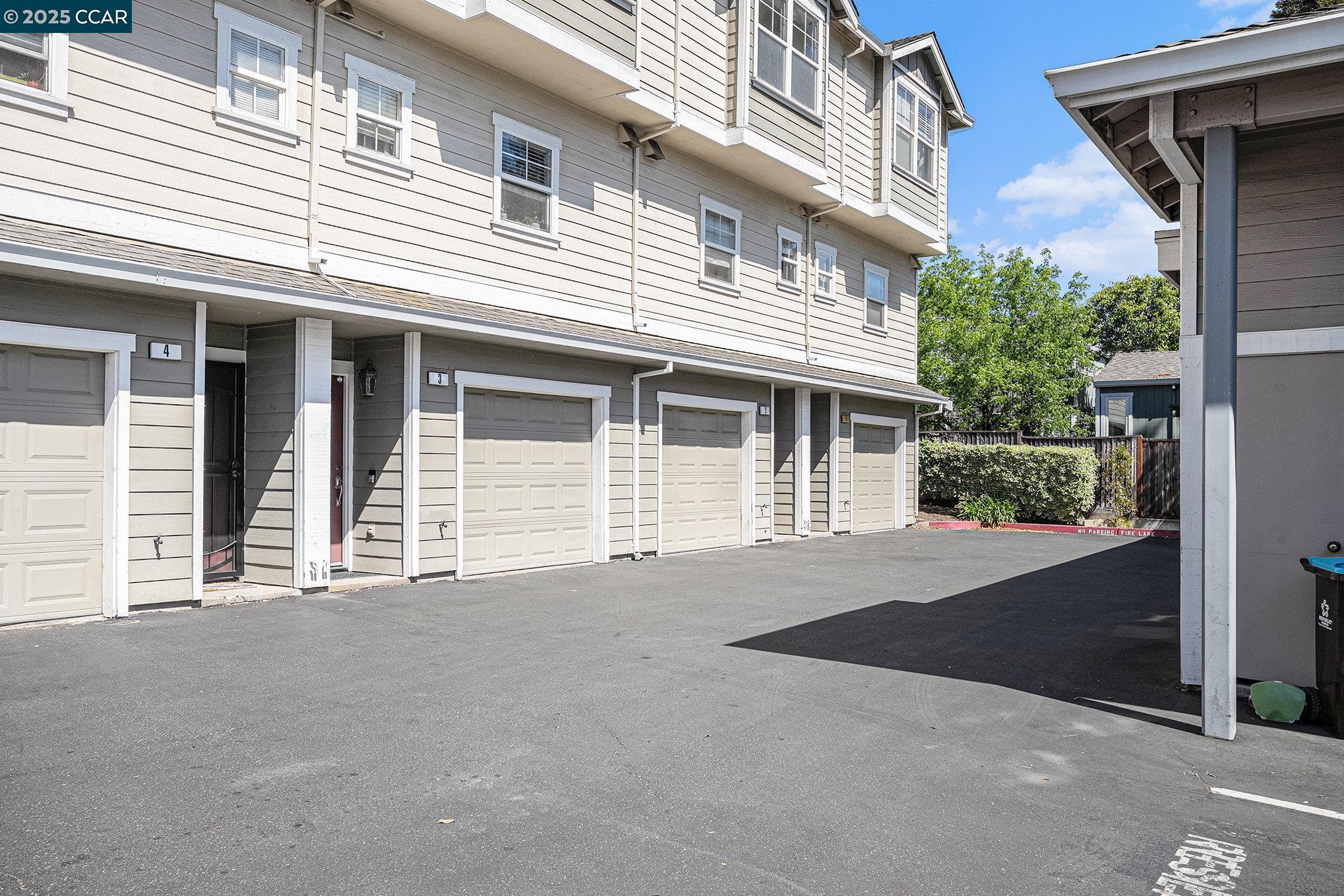 Detail Gallery Image 3 of 22 For 2 Ashford Pl, Martinez,  CA 94553 - 2 Beds | 2/1 Baths