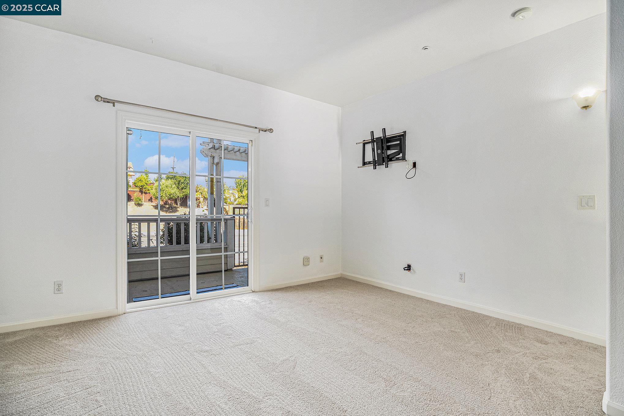 Detail Gallery Image 7 of 22 For 2 Ashford Pl, Martinez,  CA 94553 - 2 Beds | 2/1 Baths