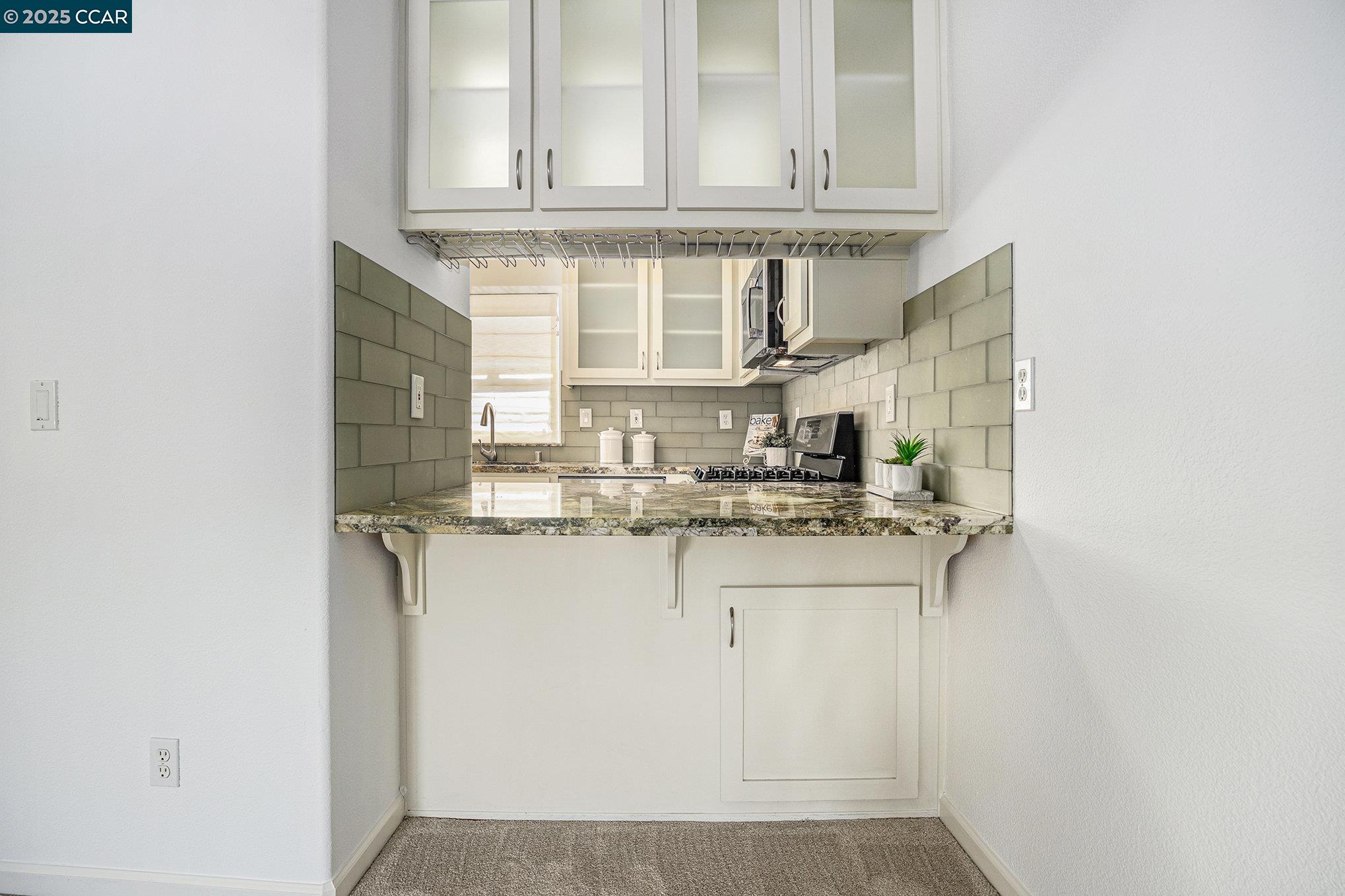 Detail Gallery Image 8 of 22 For 2 Ashford Pl, Martinez,  CA 94553 - 2 Beds | 2/1 Baths