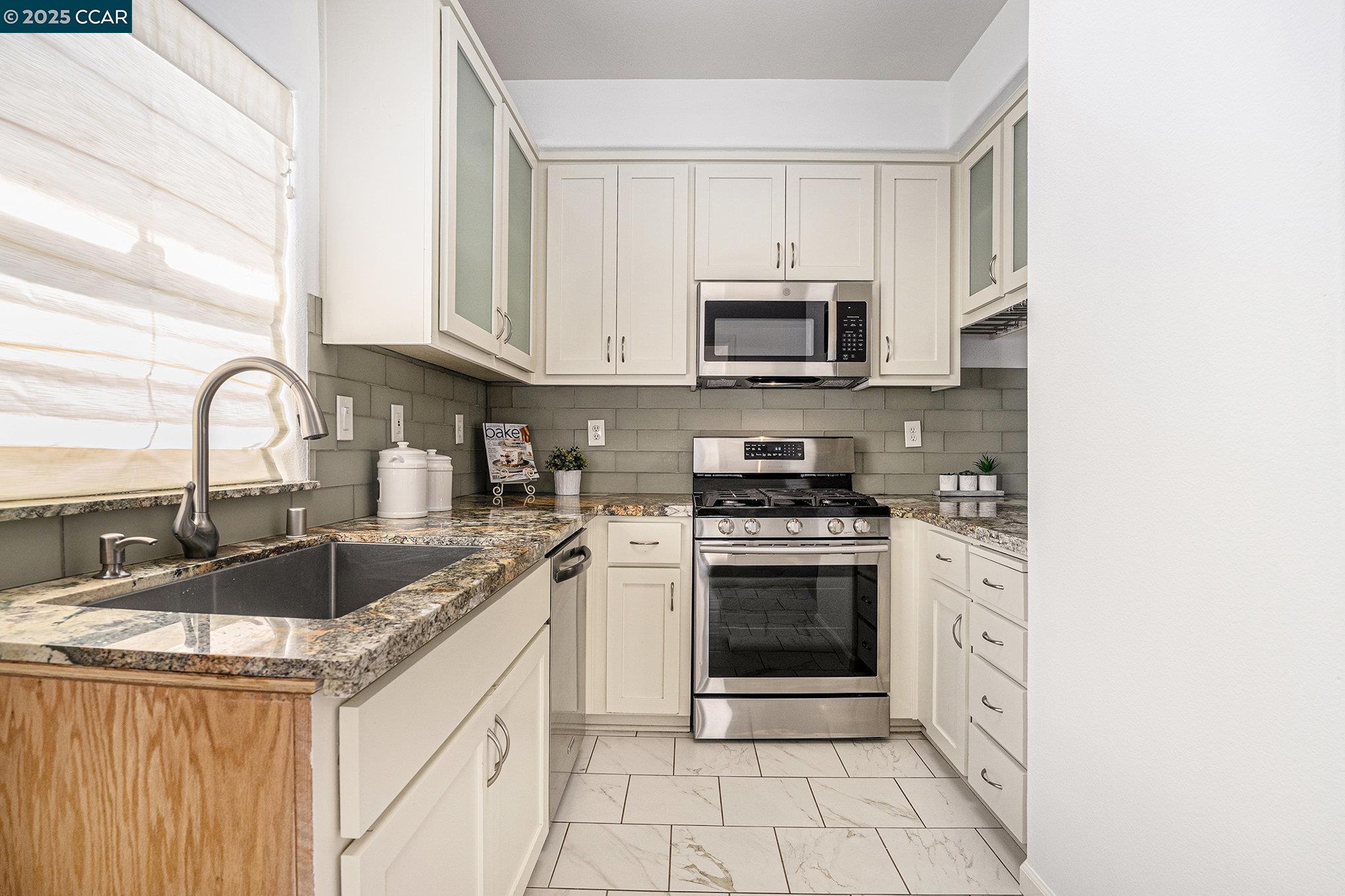 Detail Gallery Image 10 of 22 For 2 Ashford Pl, Martinez,  CA 94553 - 2 Beds | 2/1 Baths